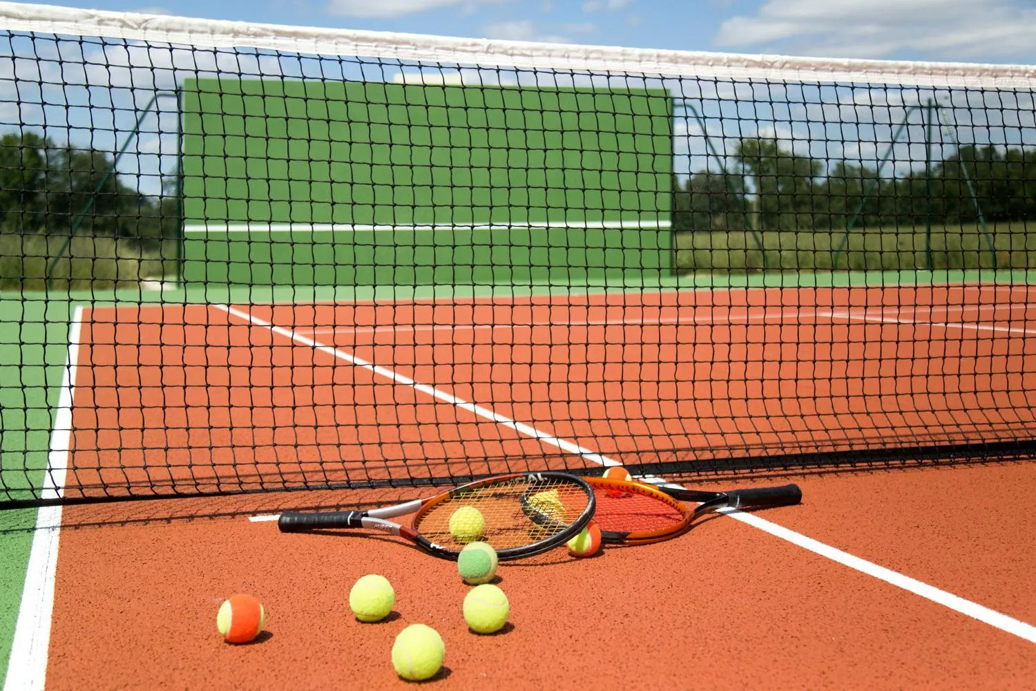 Tennis court in Chambres d'hôtes Domaine de Nazère