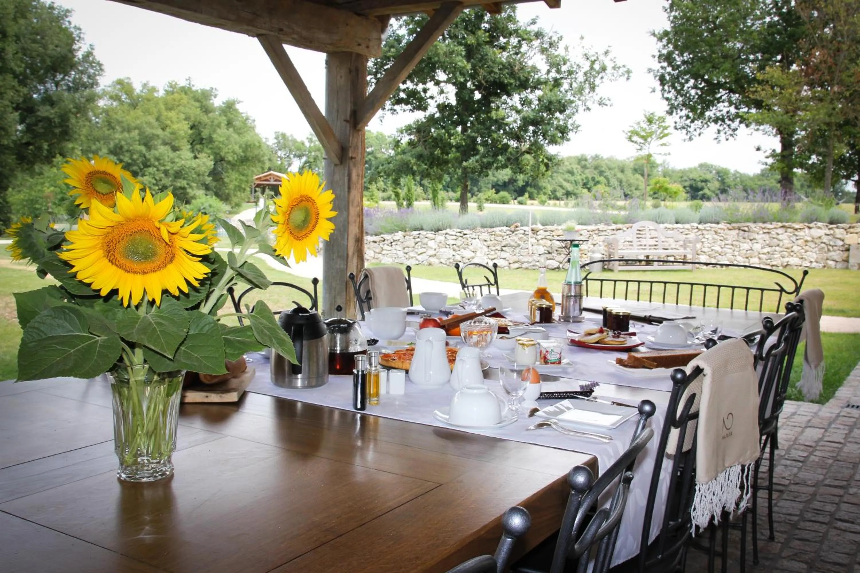 Restaurant/places to eat in Chambres d'hôtes Domaine de Nazère