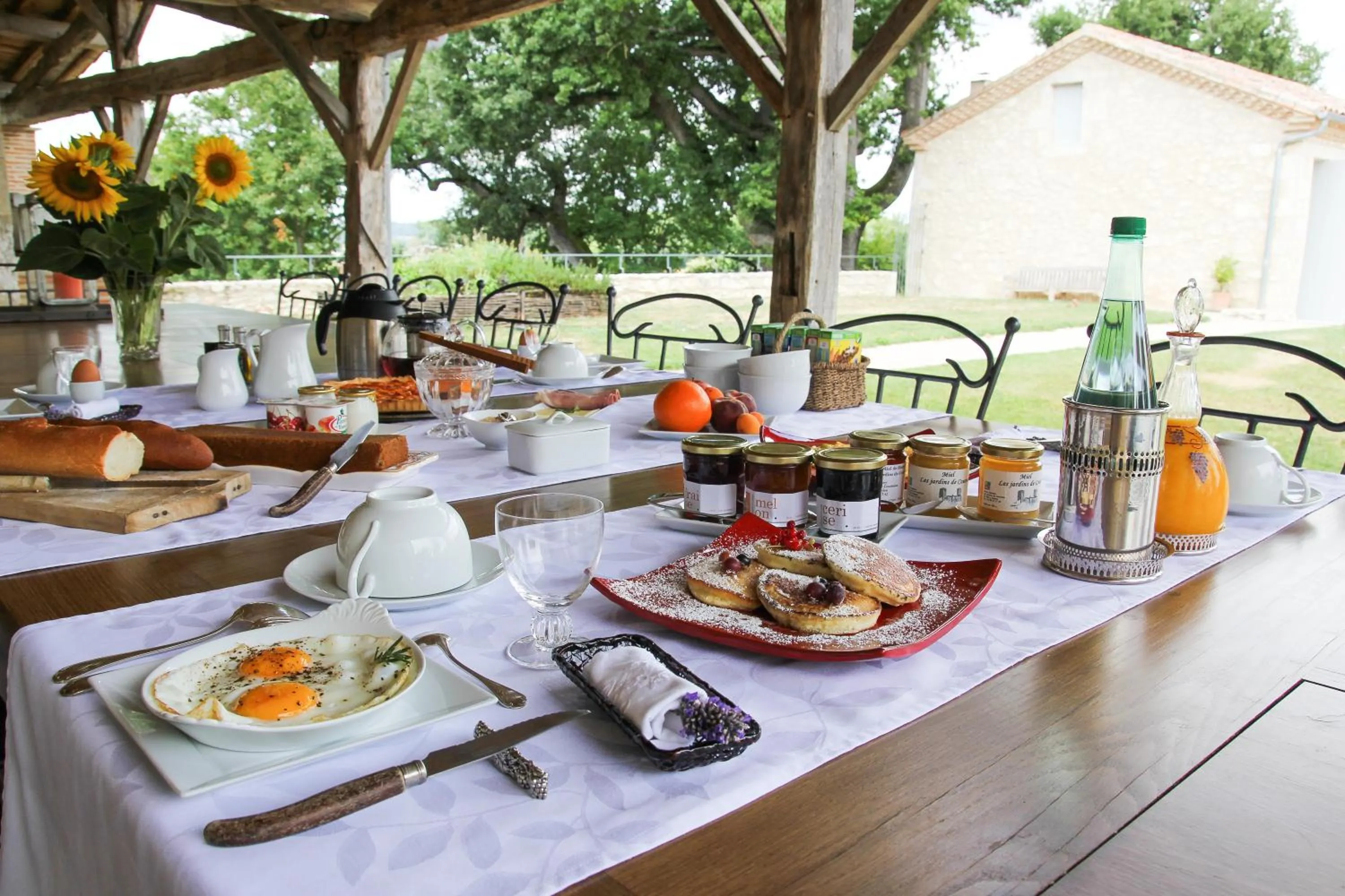 Restaurant/places to eat in Chambres d'hôtes Domaine de Nazère