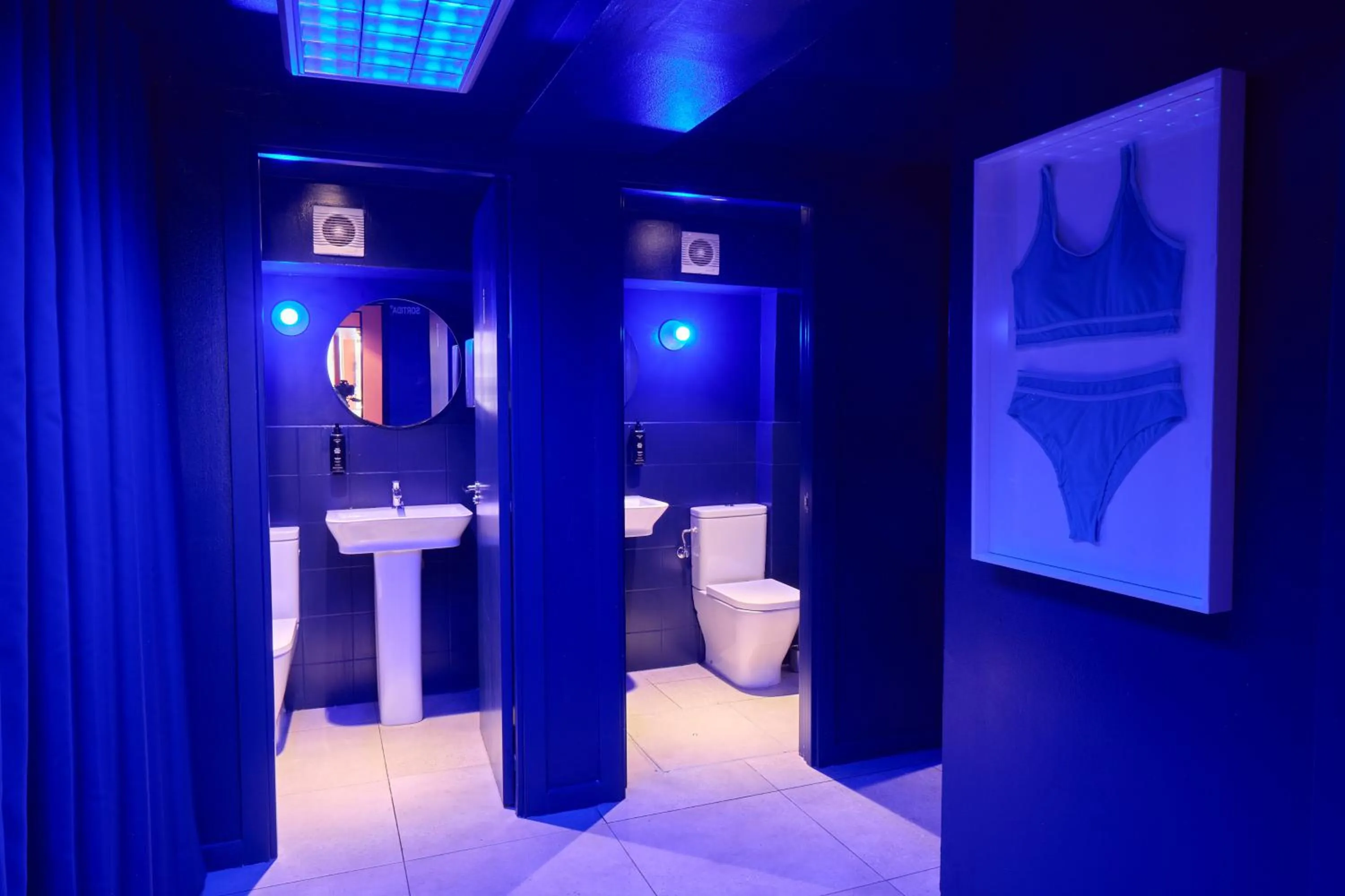 Toilet in Latroupe Poblenou Beach