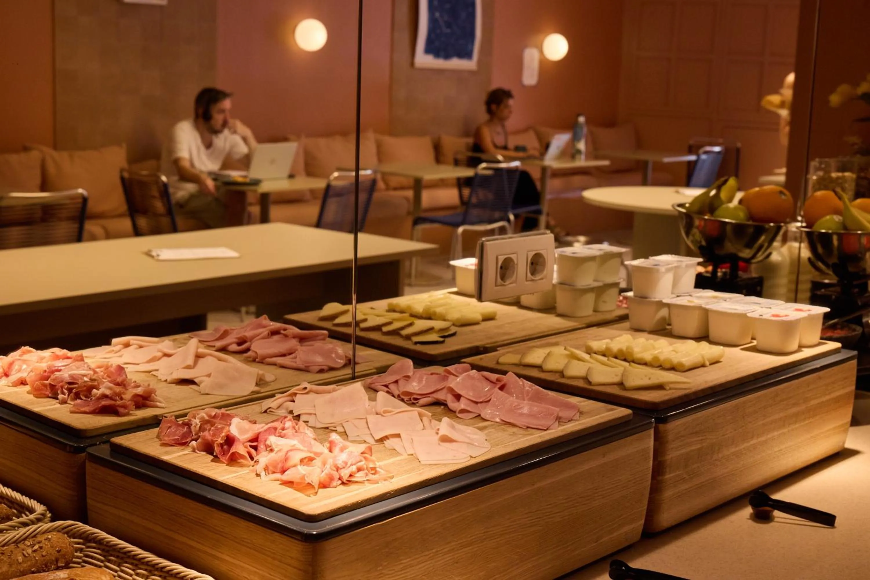 Breakfast in Latroupe Poblenou Beach