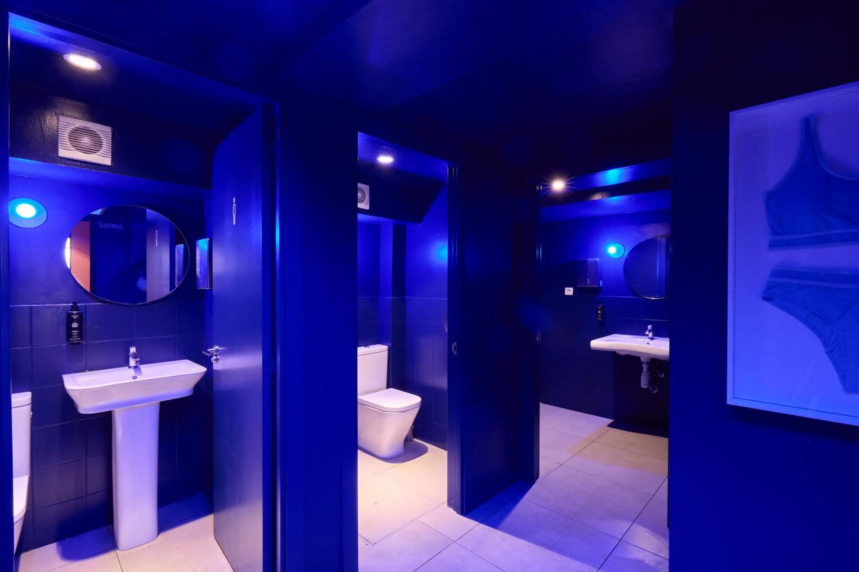 Toilet in Latroupe Poblenou Beach