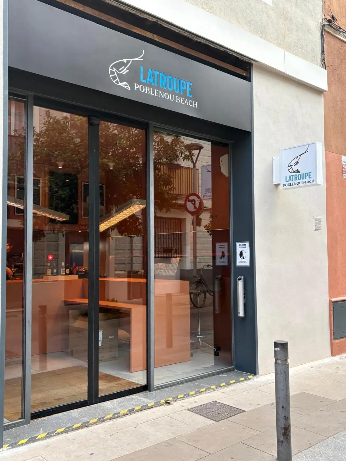 Facade/entrance in Latroupe Poblenou Beach