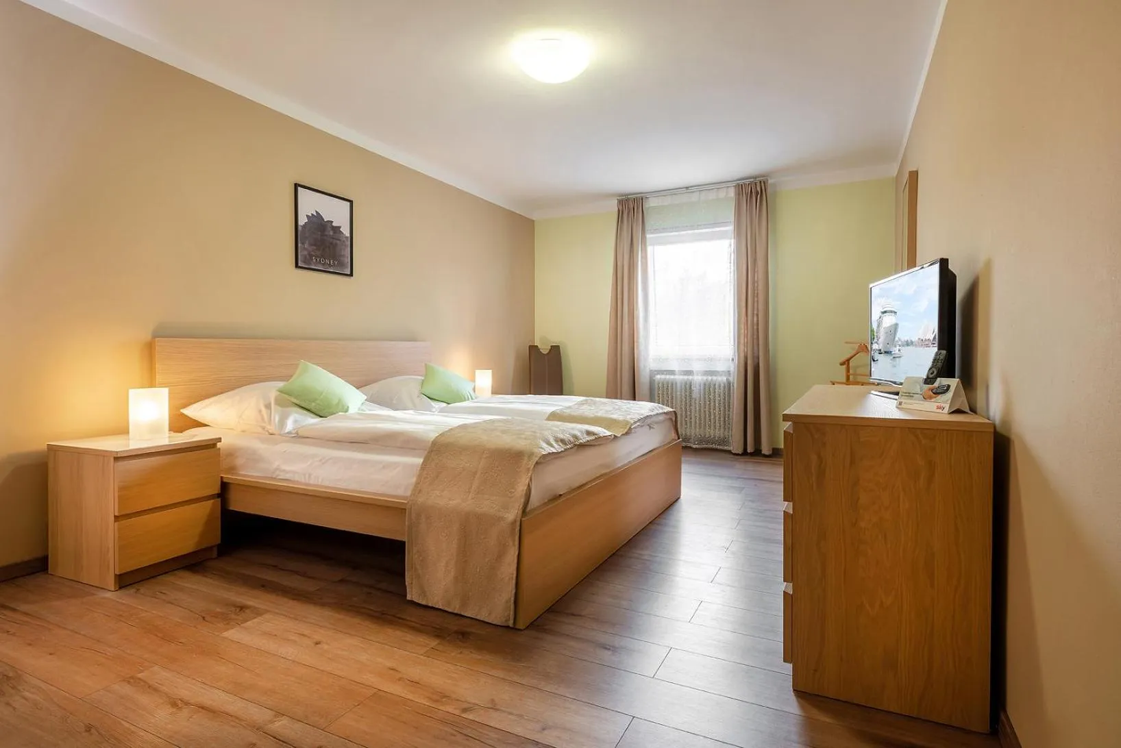 Bedroom, Bed in City Hotel