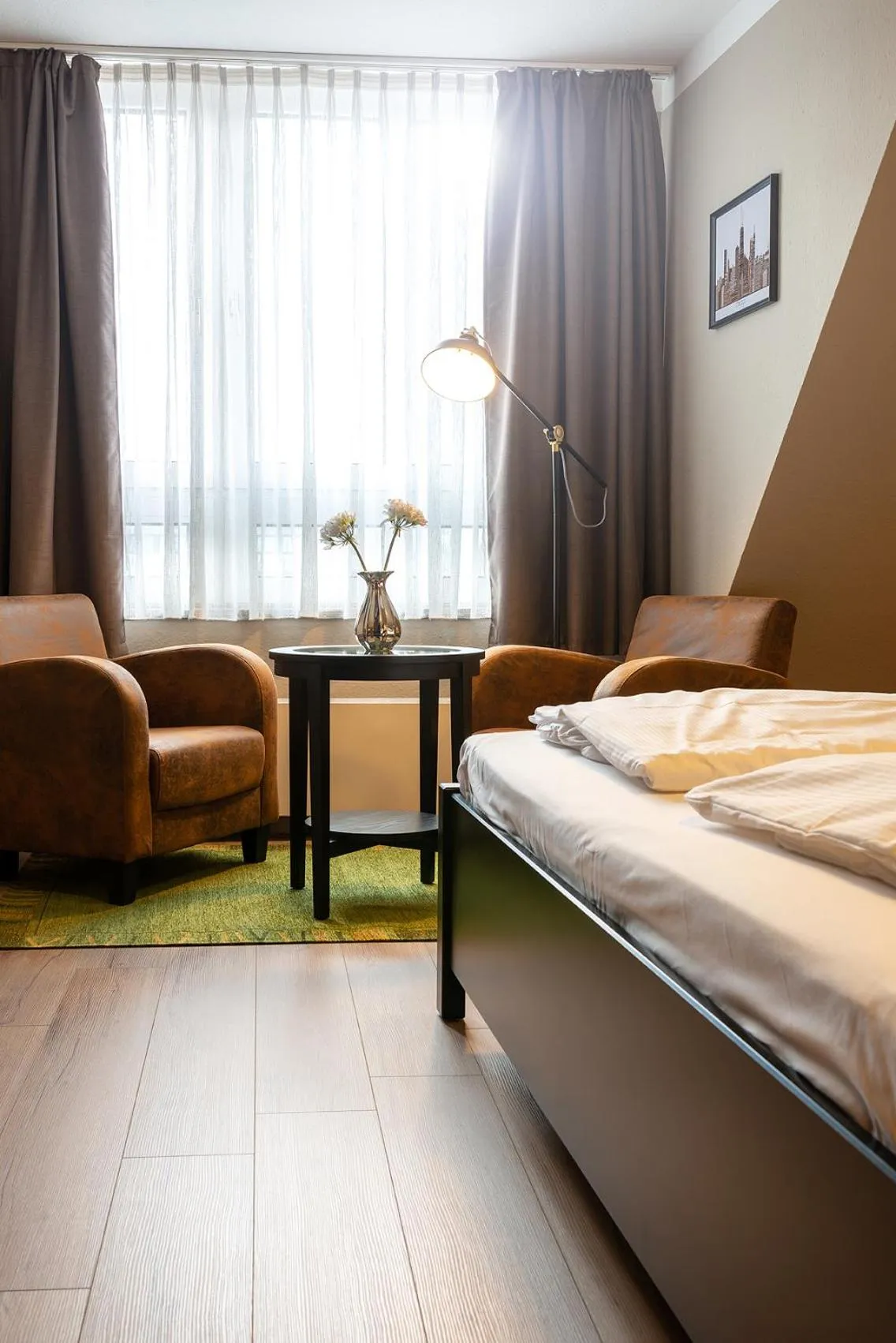 Seating area, Bed in City Hotel