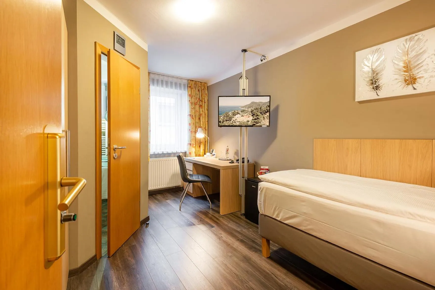 Photo of the whole room, Bed in City Hotel