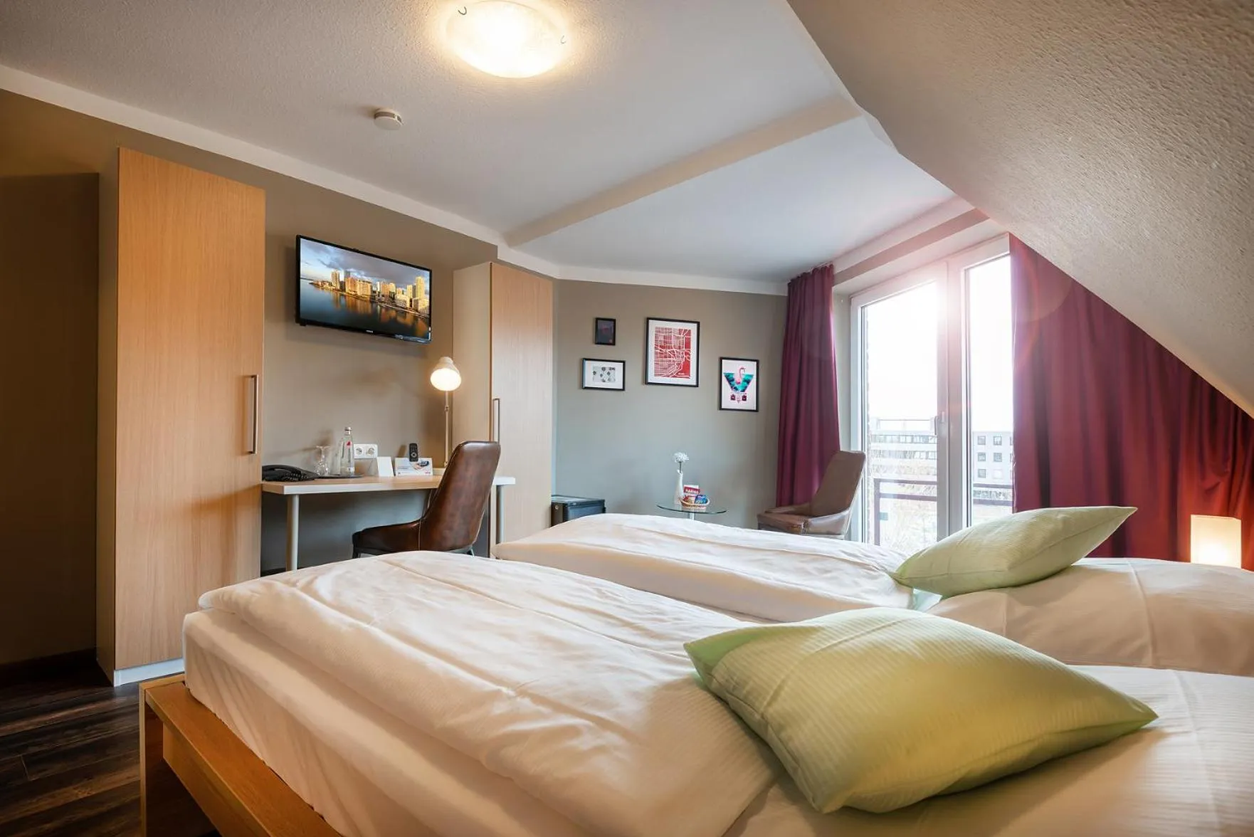 Photo of the whole room, Bed in City Hotel