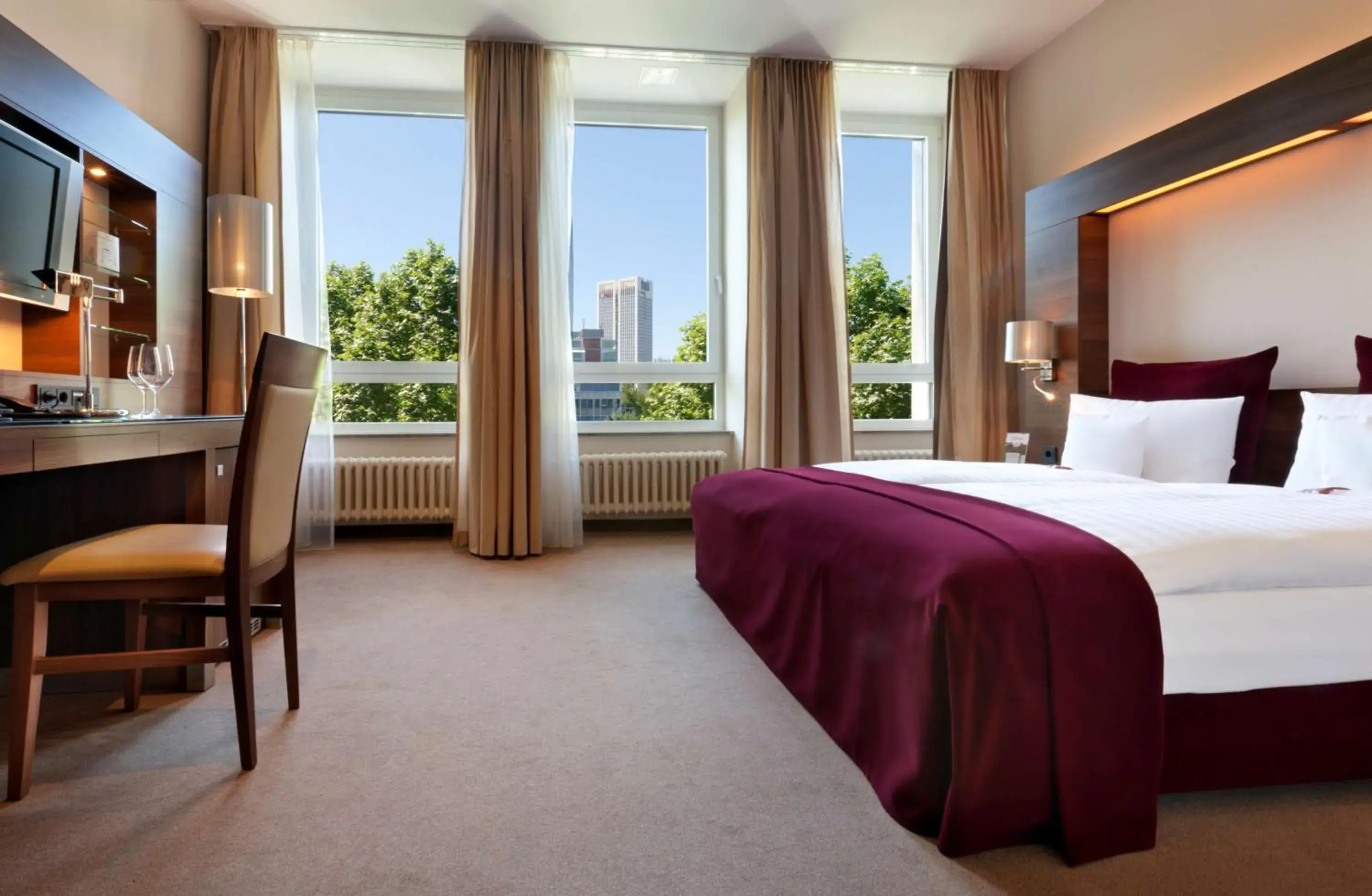 View (from property/room), Bed in Flemings Selection Hotel Frankfurt-City View (from property/room), Bed in Flemings Selection Hotel Frankfurt-City