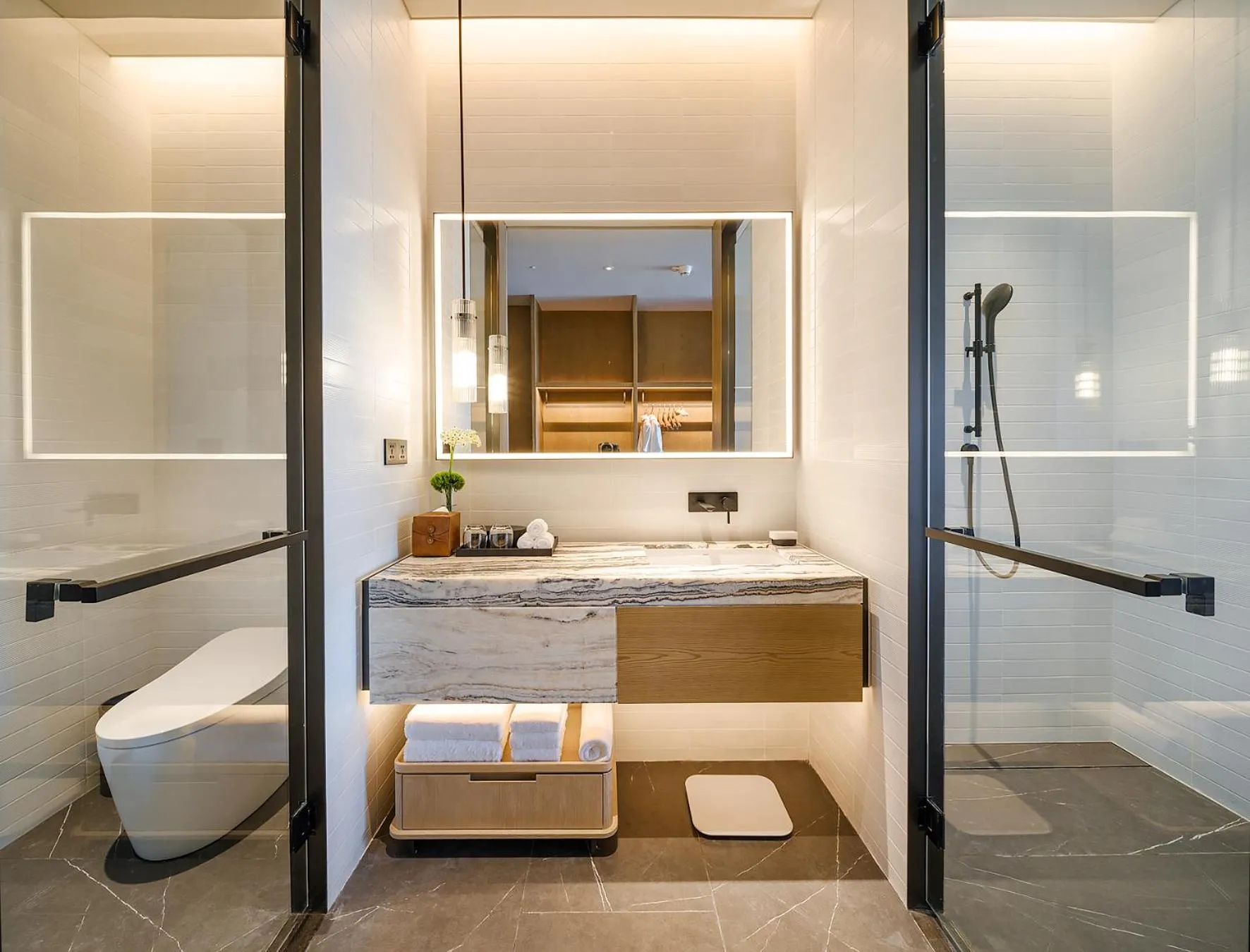 Shower in Mumian Chengdu Dong'an Lake