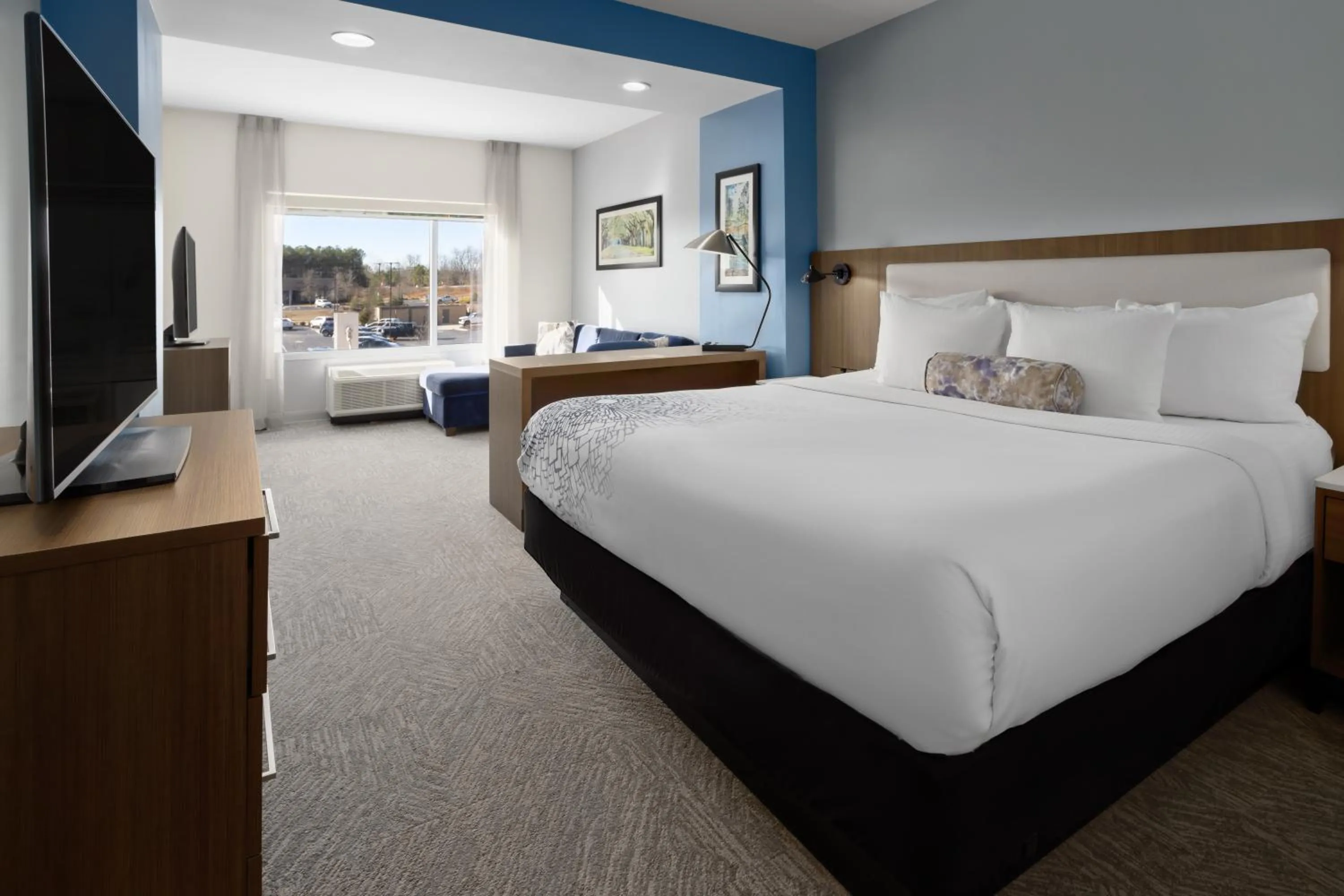 Bed in La Quinta Inn & Suites by Wyndham Locust Grove