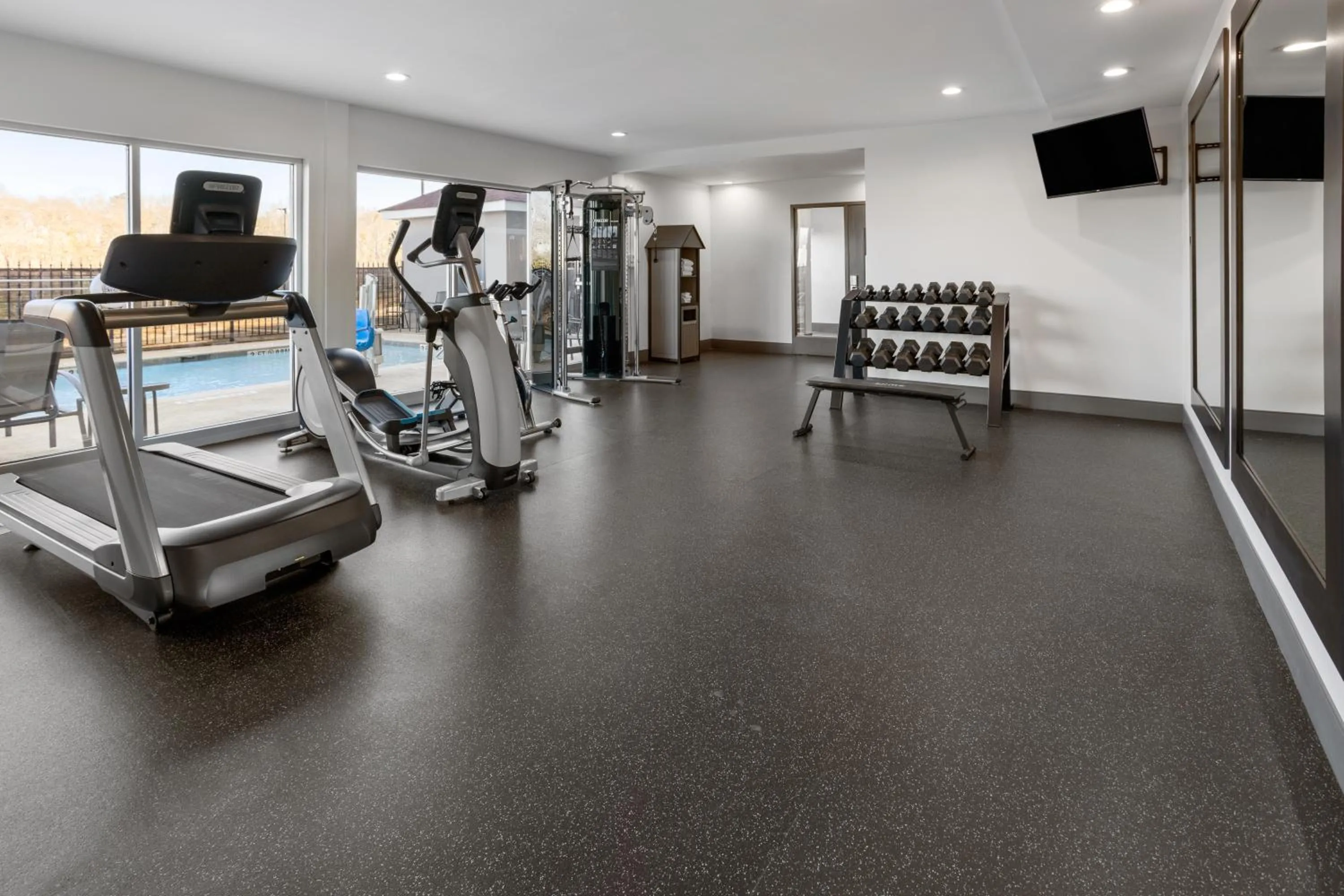 Fitness centre/facilities in La Quinta Inn & Suites by Wyndham Locust Grove