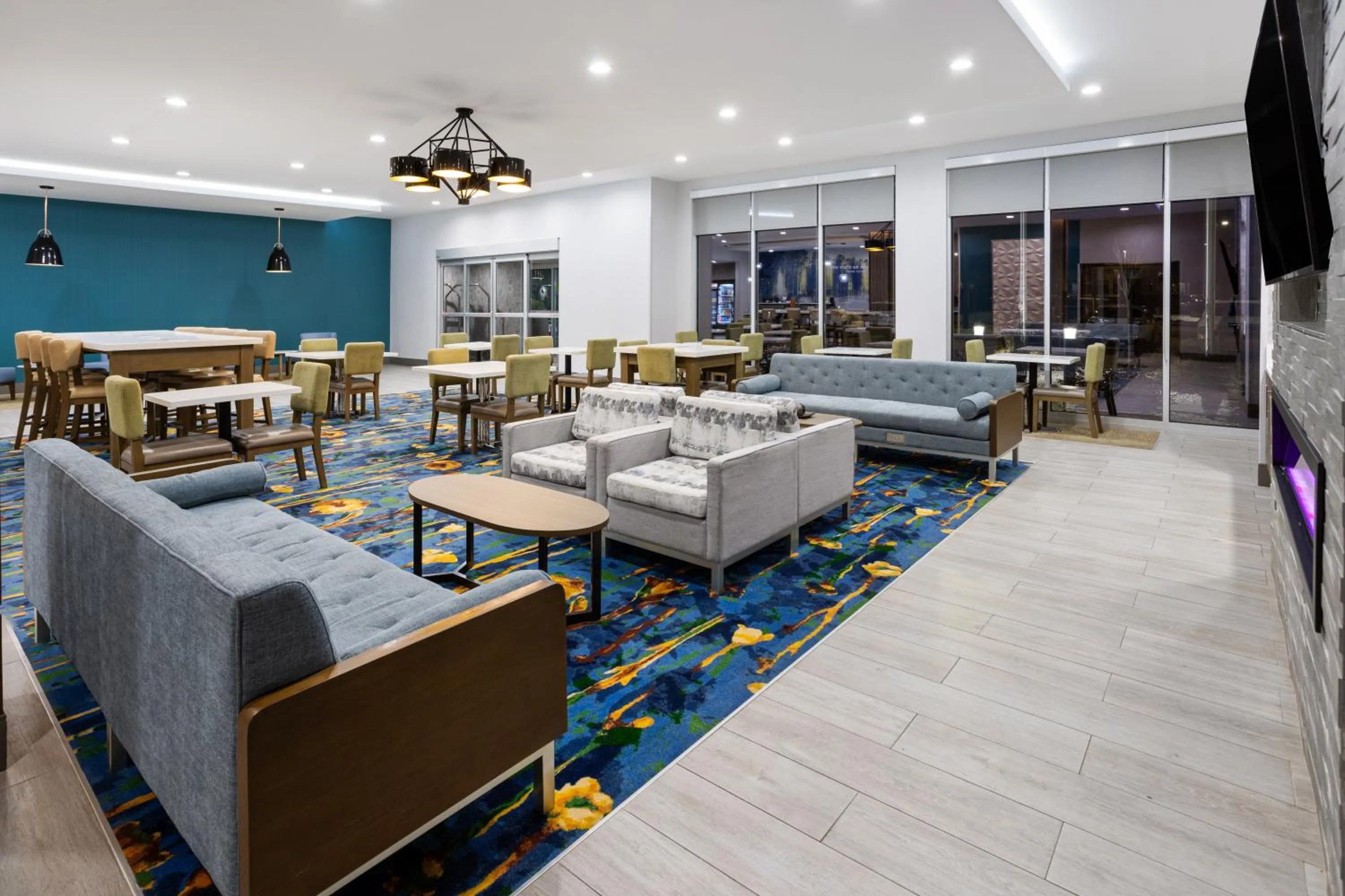 Seating area in La Quinta Inn & Suites by Wyndham Locust Grove