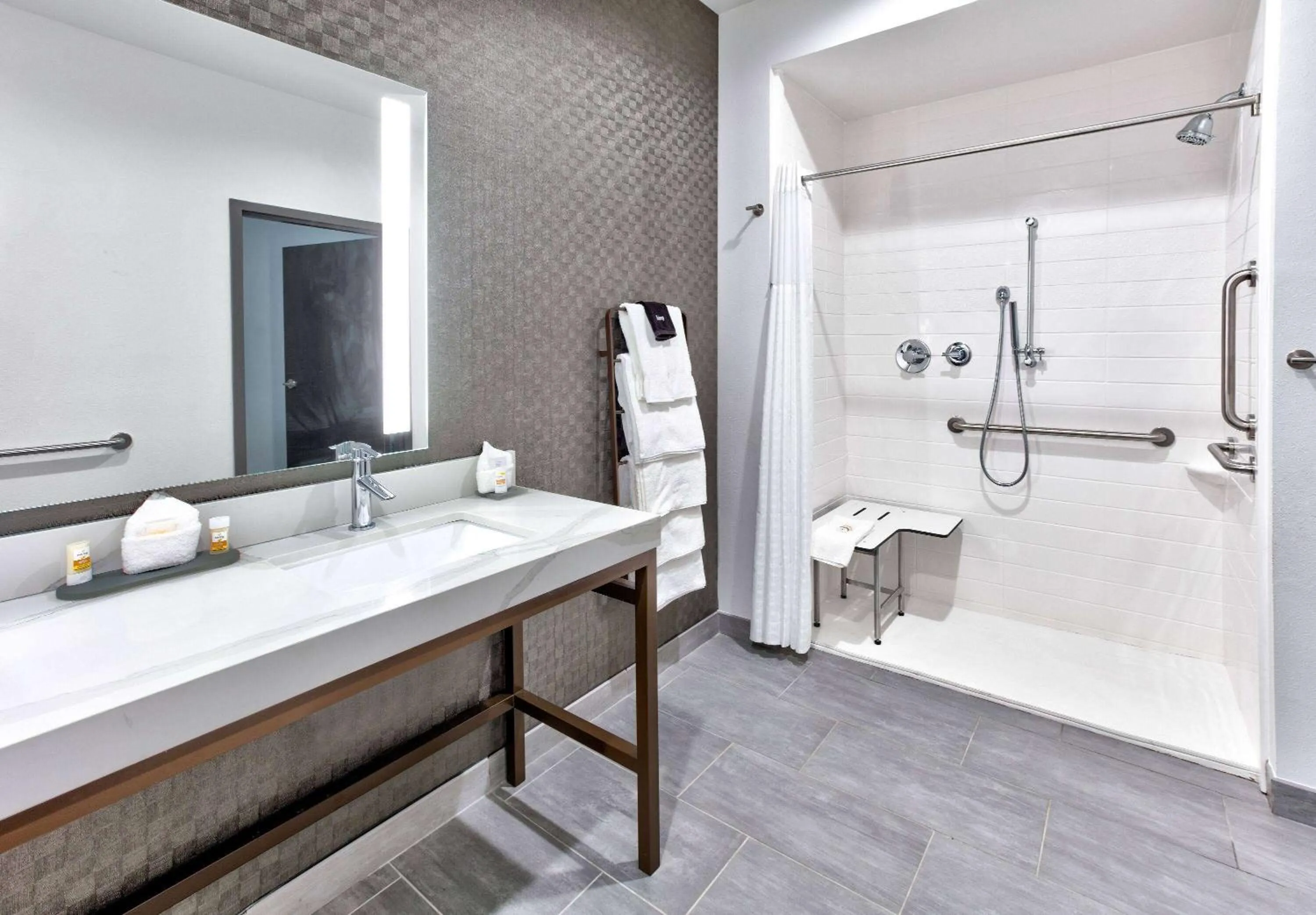 Shower in La Quinta Inn & Suites by Wyndham Terrell