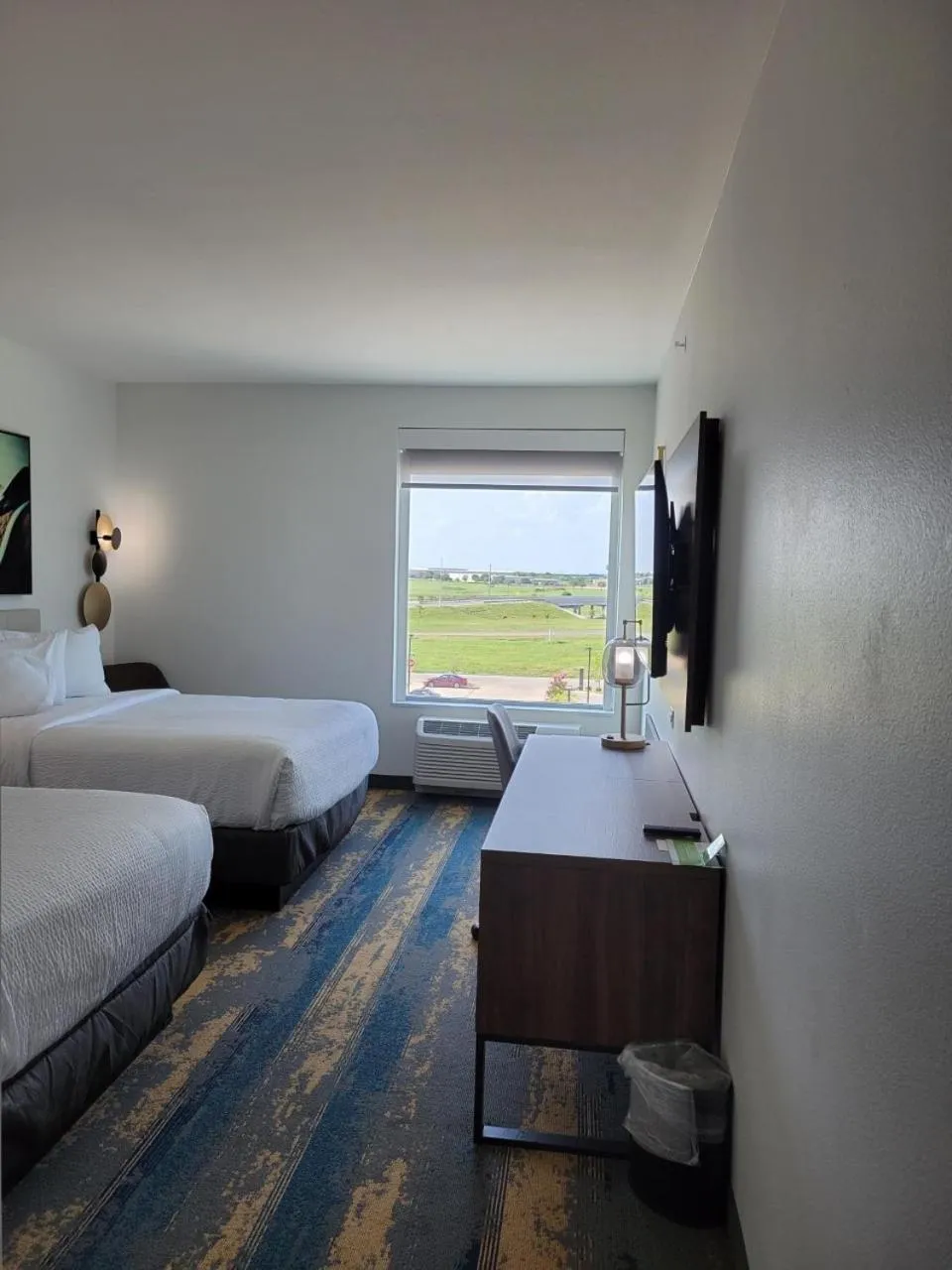 TV and multimedia, Bed in La Quinta Inn & Suites by Wyndham Terrell