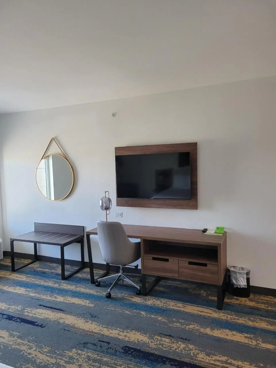 TV and multimedia in La Quinta Inn & Suites by Wyndham Terrell