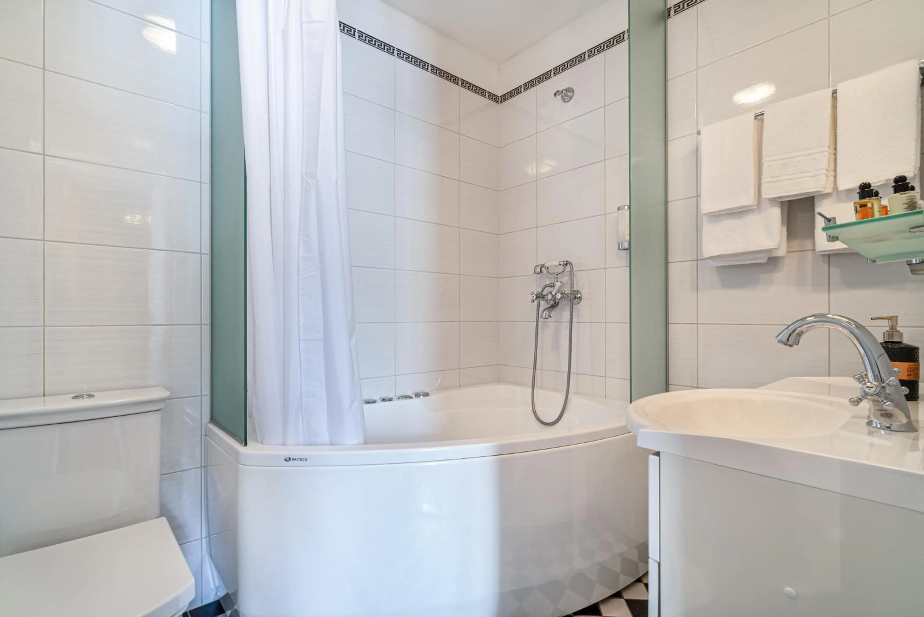 Hot Tub in Padise Manor