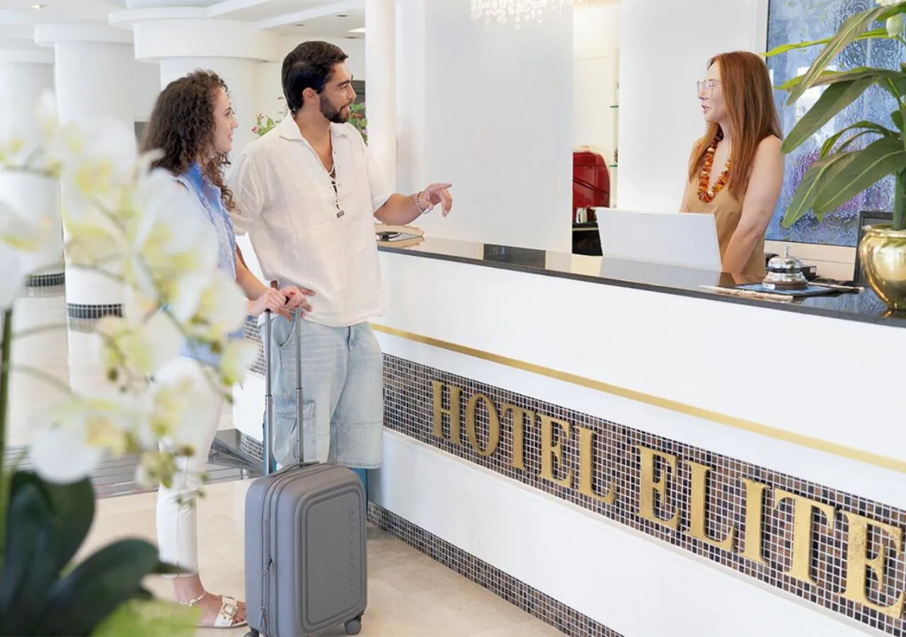 Communal lounge/ TV room in Hotel Elite Cattolica