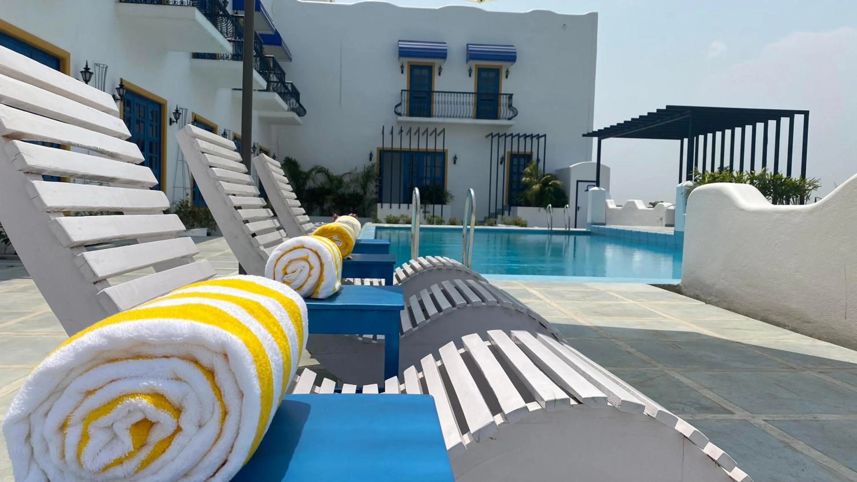 Swimming pool in Ananda Resorts Shantiniketan