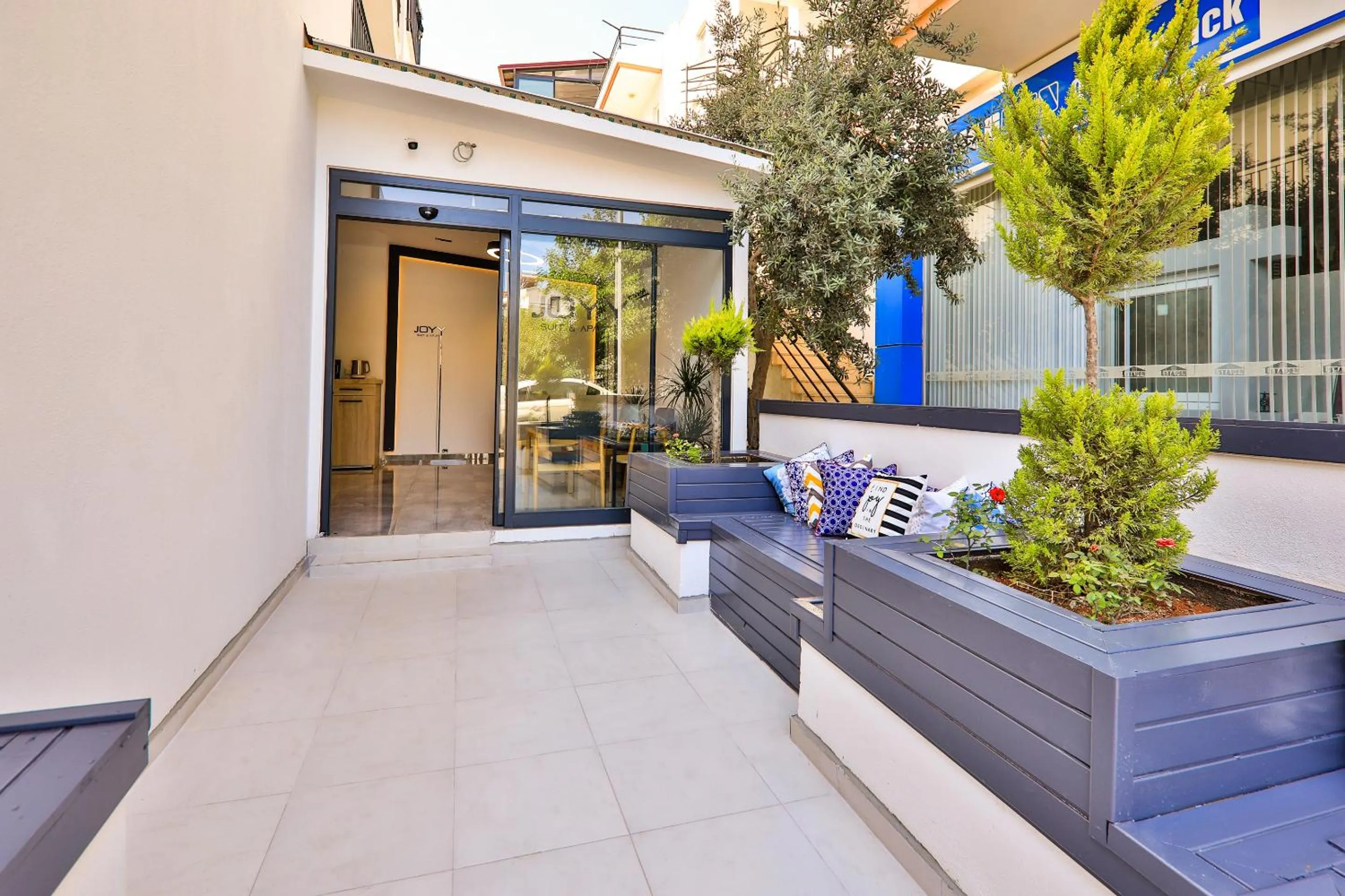 Facade/entrance in Joyy Suit Apart