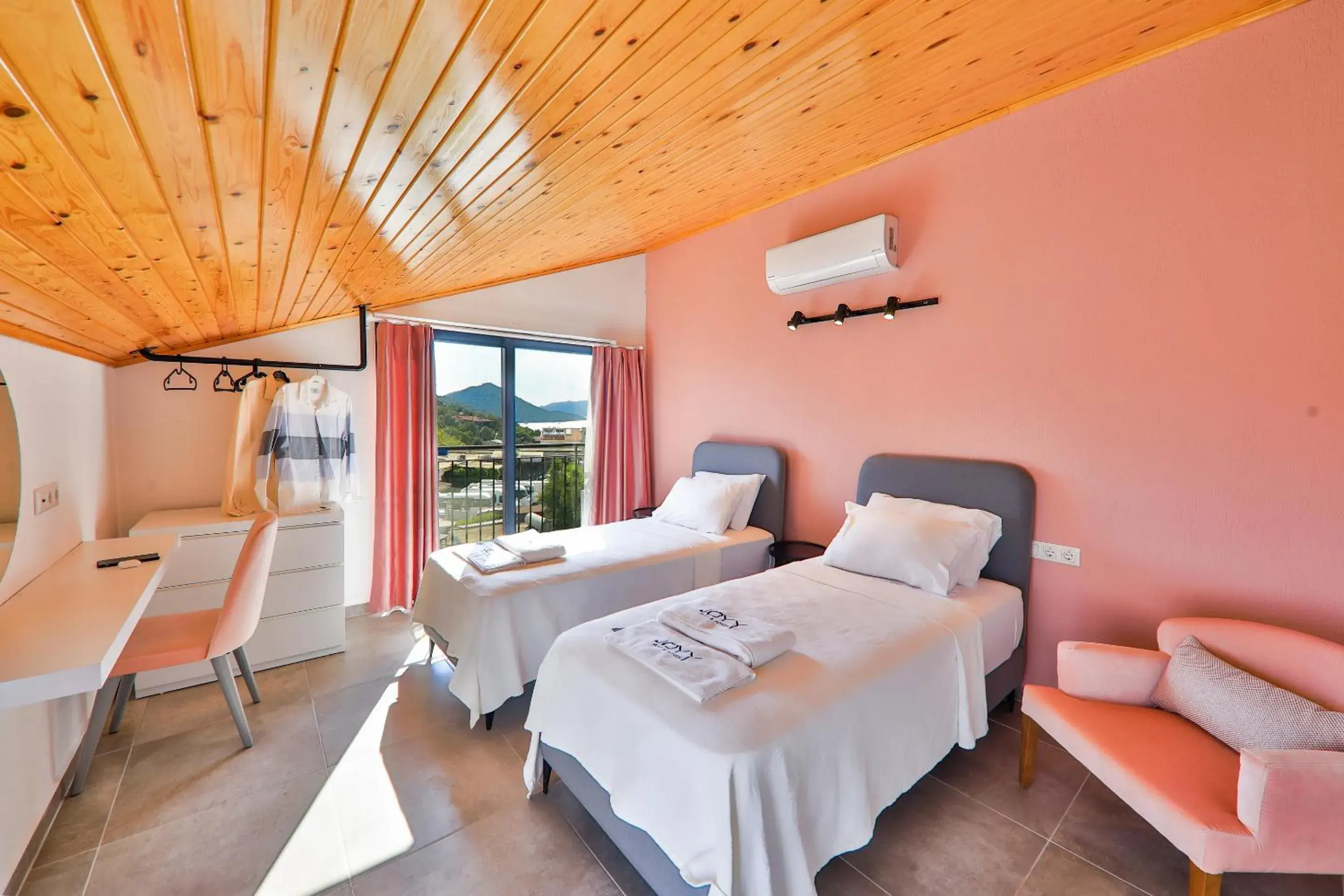 Photo of the whole room, Bed in Joyy Suit Apart Photo of the whole room, Bed in Joyy Suit Apart