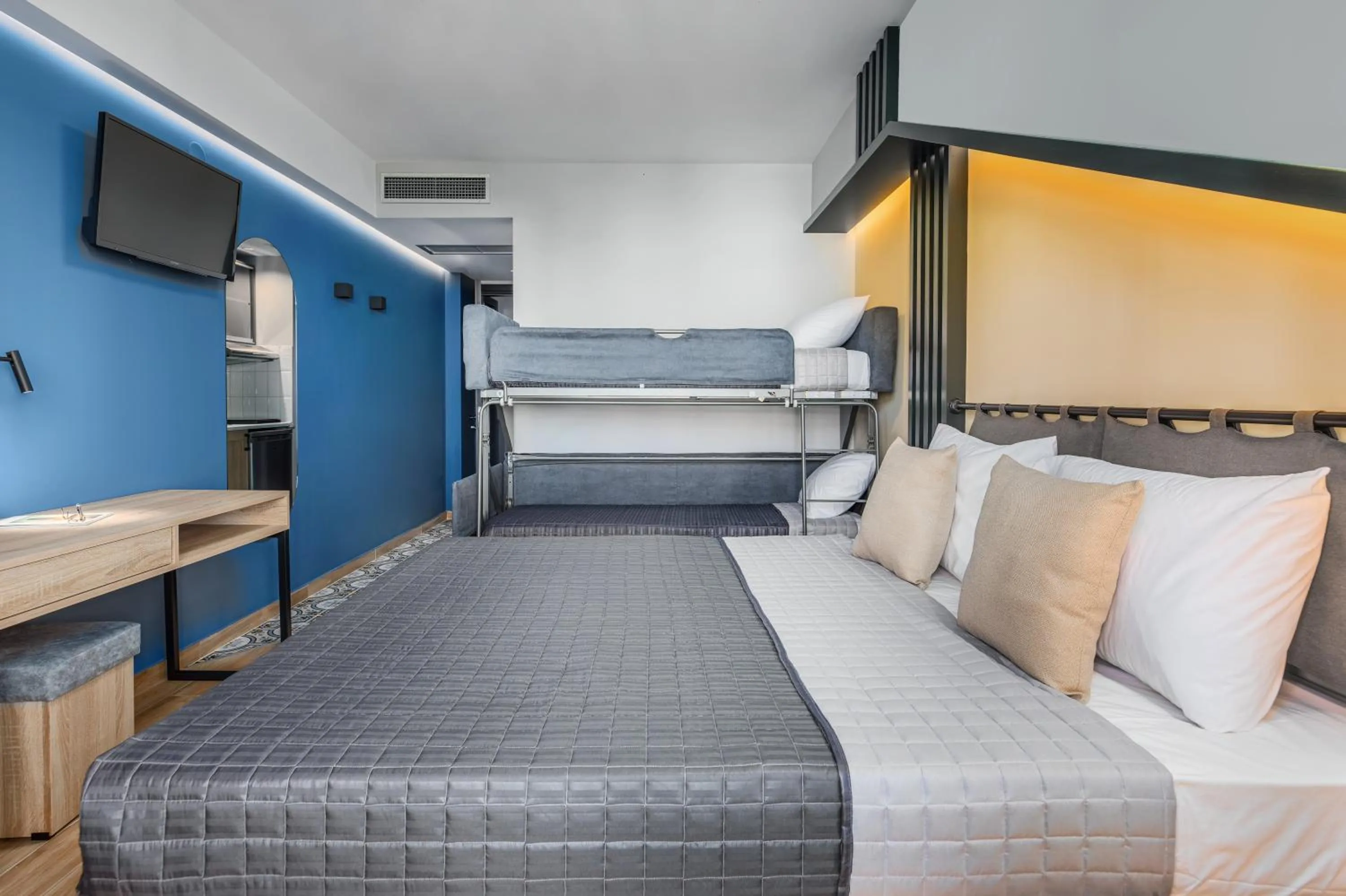 Bedroom, Bed in Pidna