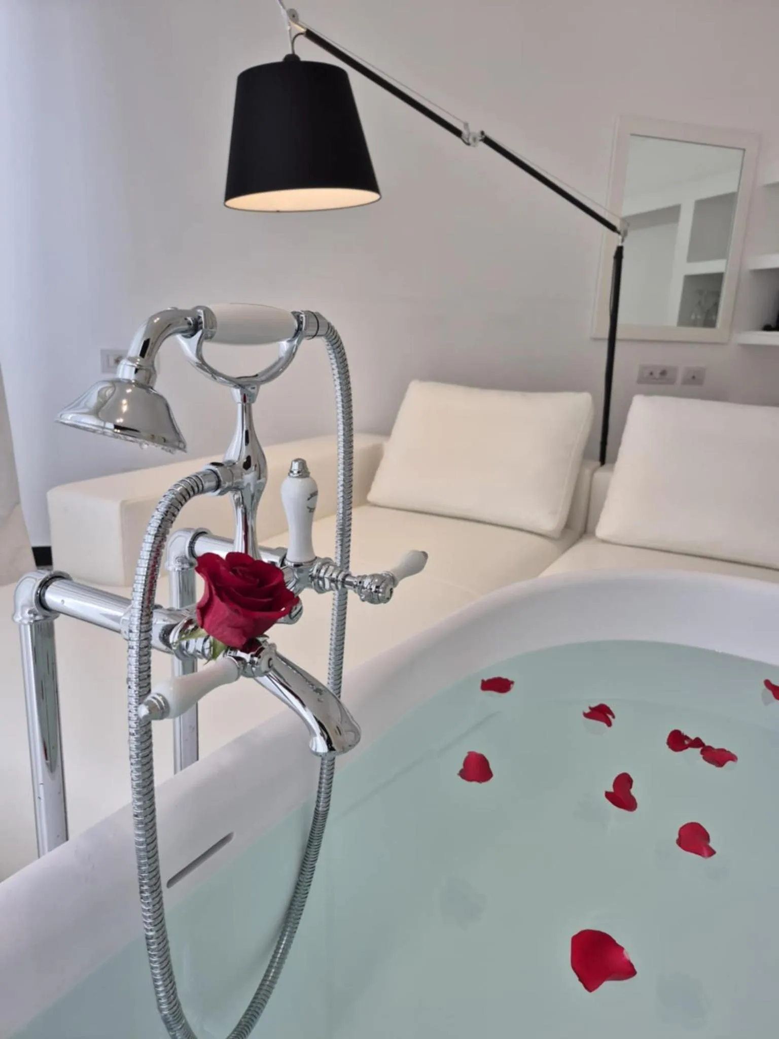 Decorative detail, Bed in Eveline 2 - Piscina Privata o Jacuzzi