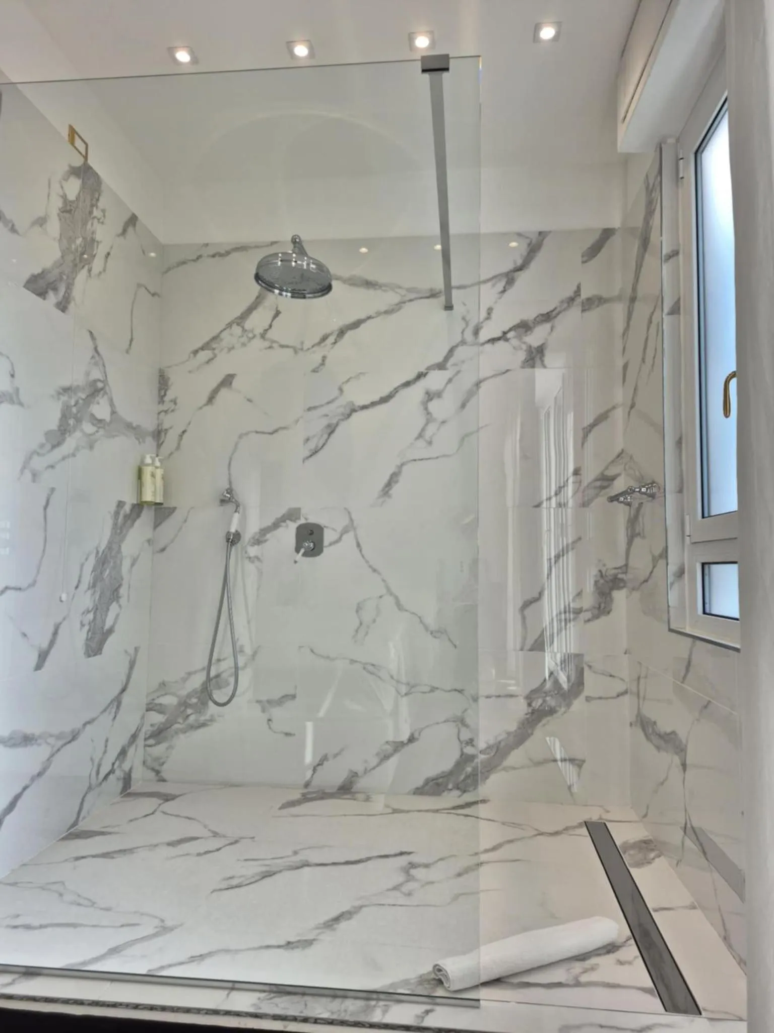 Shower in Eveline 2 - Piscina Privata o Jacuzzi