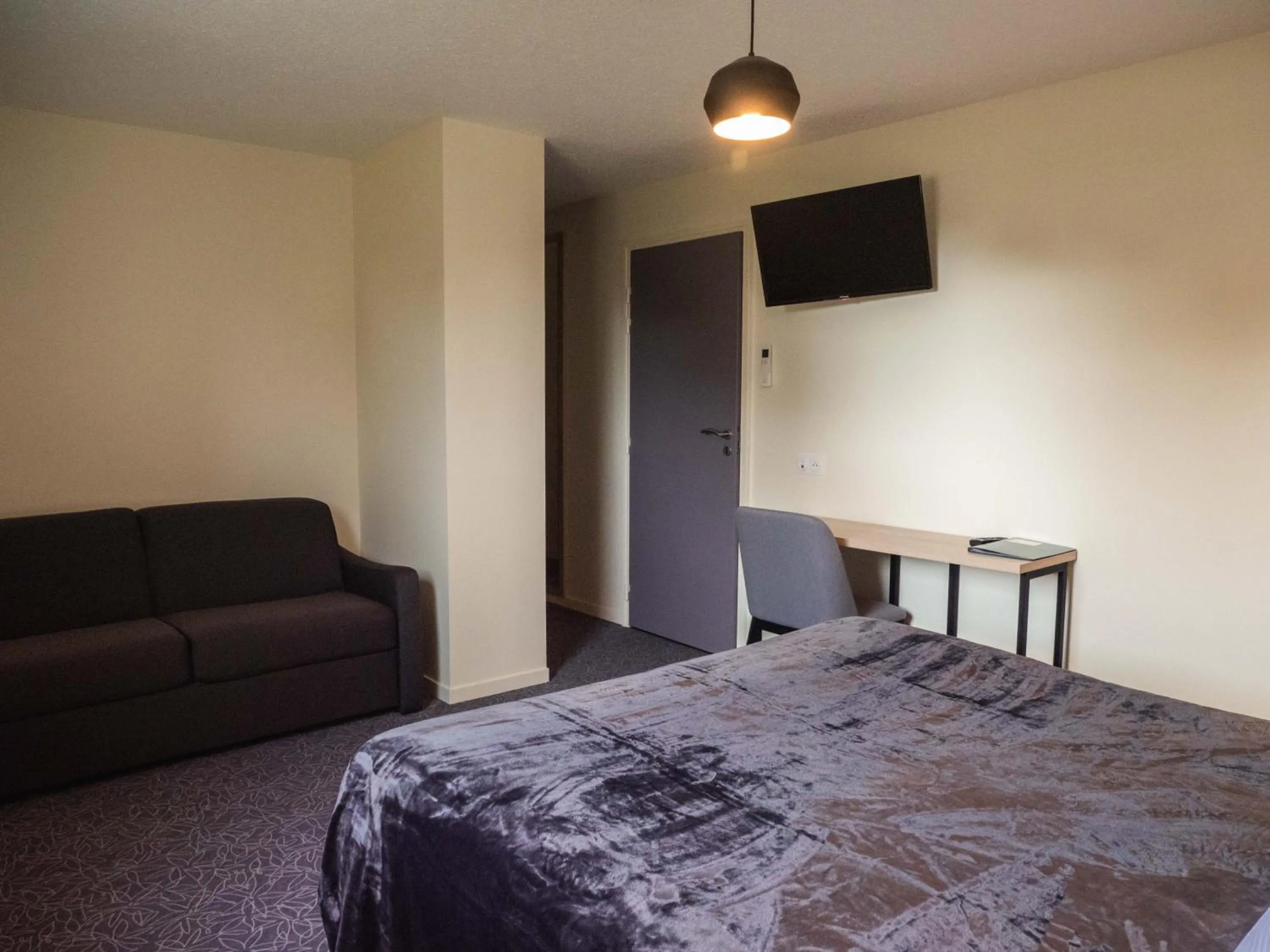 Bed in Logis hôtels Le Saint Pierre