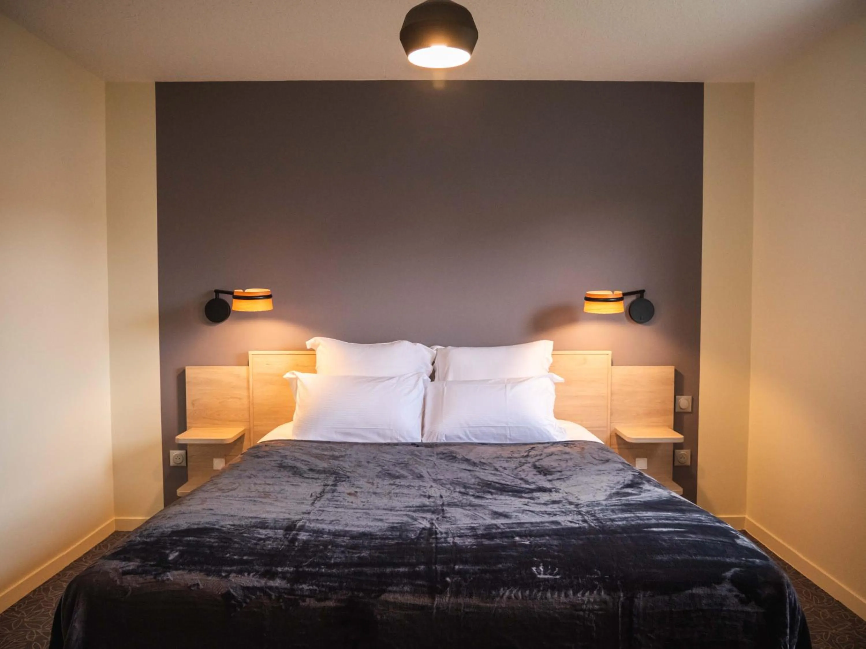 Bed in Logis hôtels Le Saint Pierre