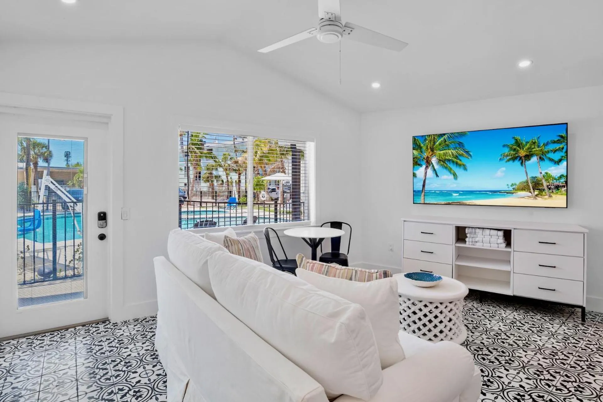 TV and multimedia in Pelican Post at Anna Maria Island Inn