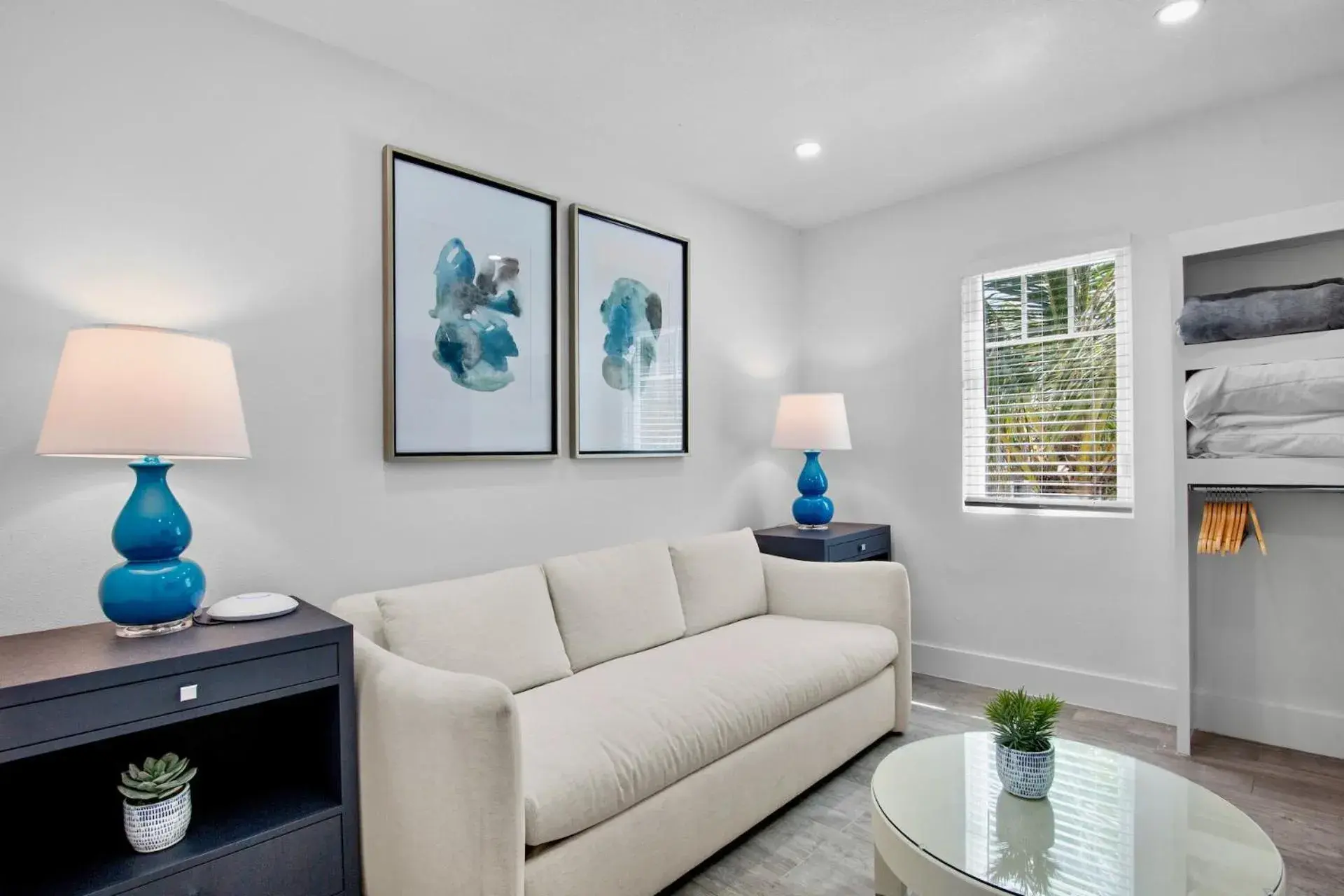 Living room, Bed in Pelican Post at Anna Maria Island Inn Living room, Bed in Pelican Post at Anna Maria Island Inn