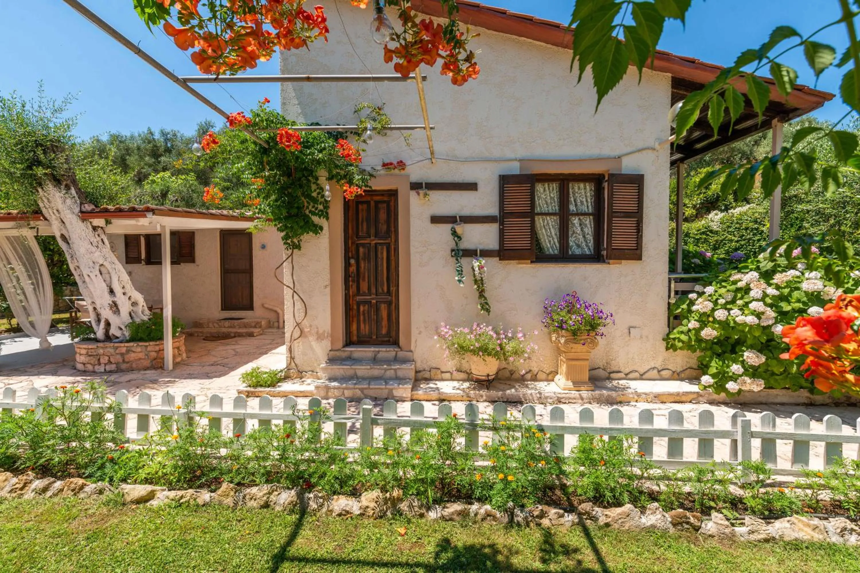 Property building in Anneta Studios