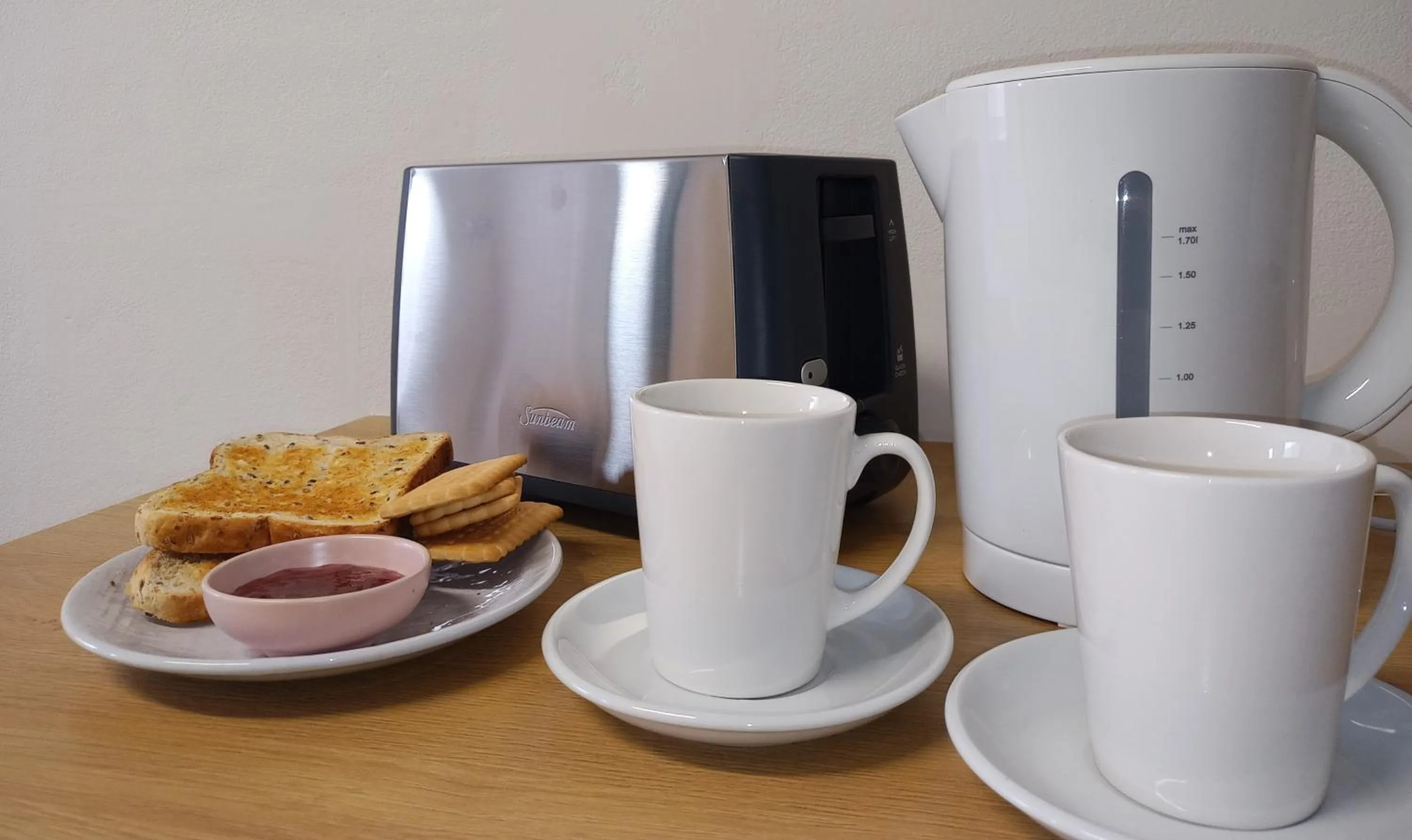 Coffee/tea facilities in Bay House Motel