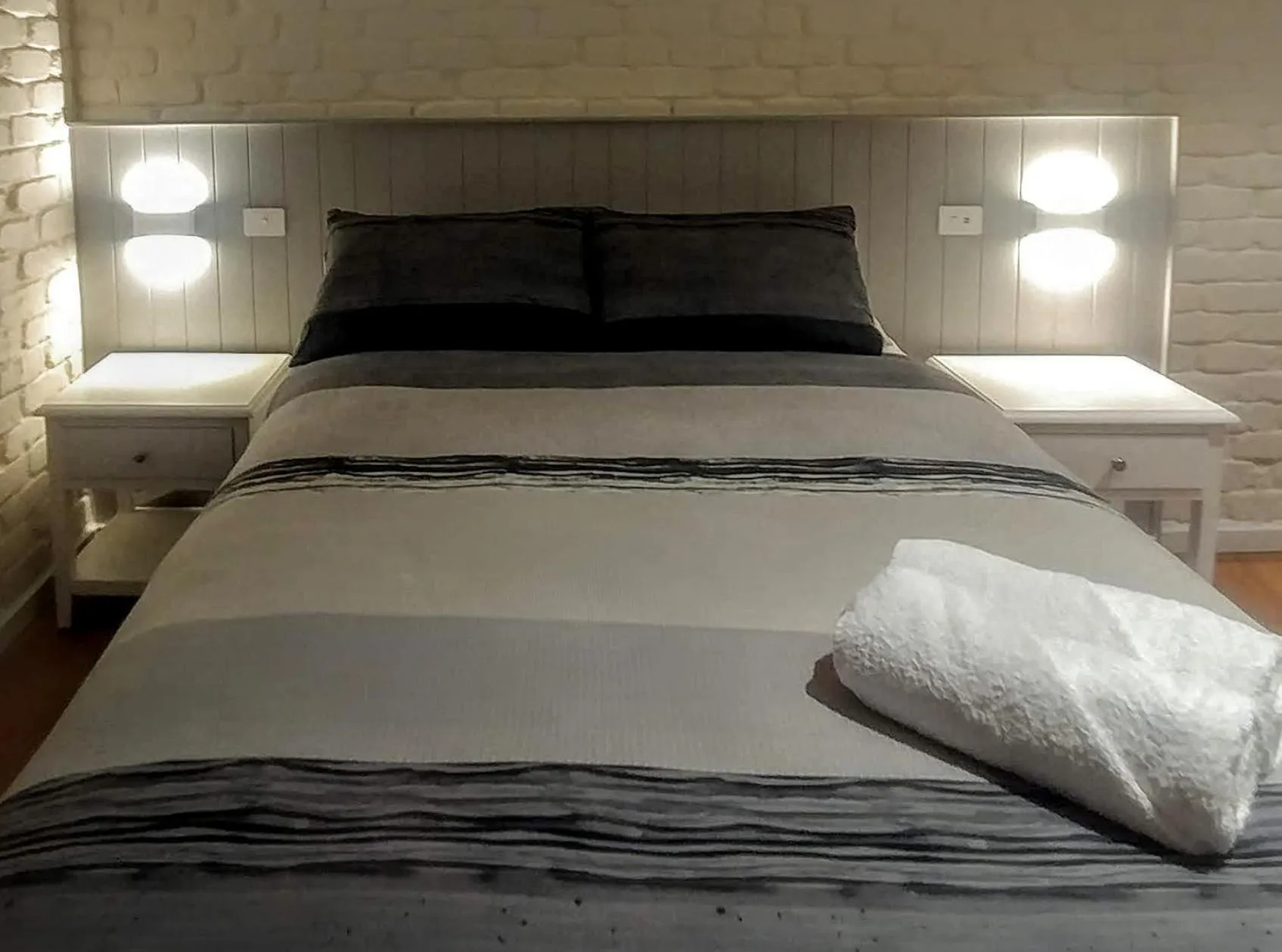 Bed in Bay House Motel