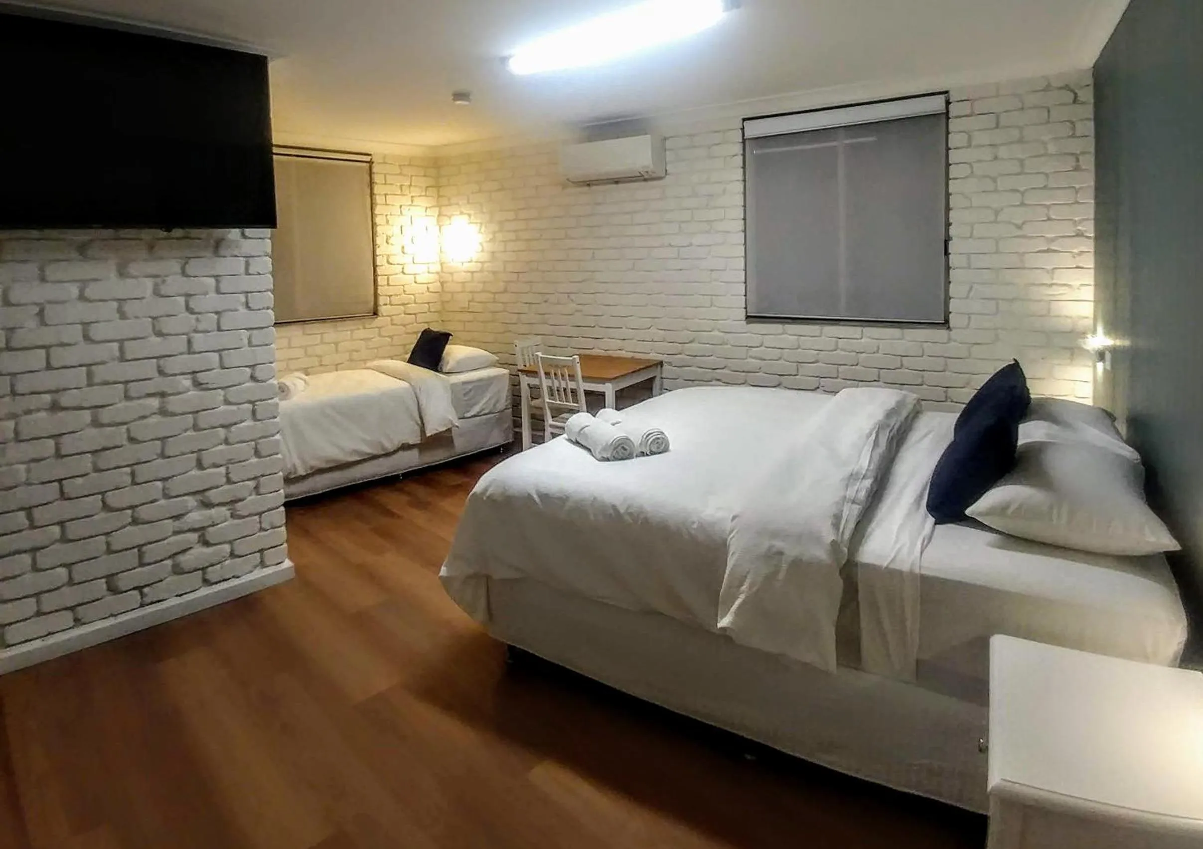 Bed in Bay House Motel