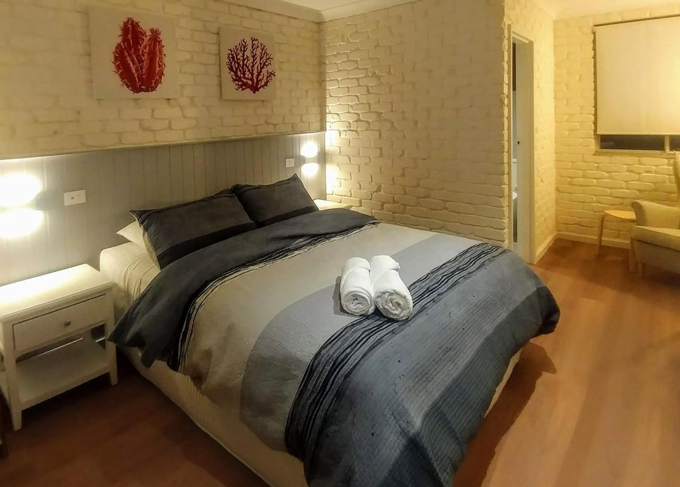 Bedroom, Bed in Bay House Motel