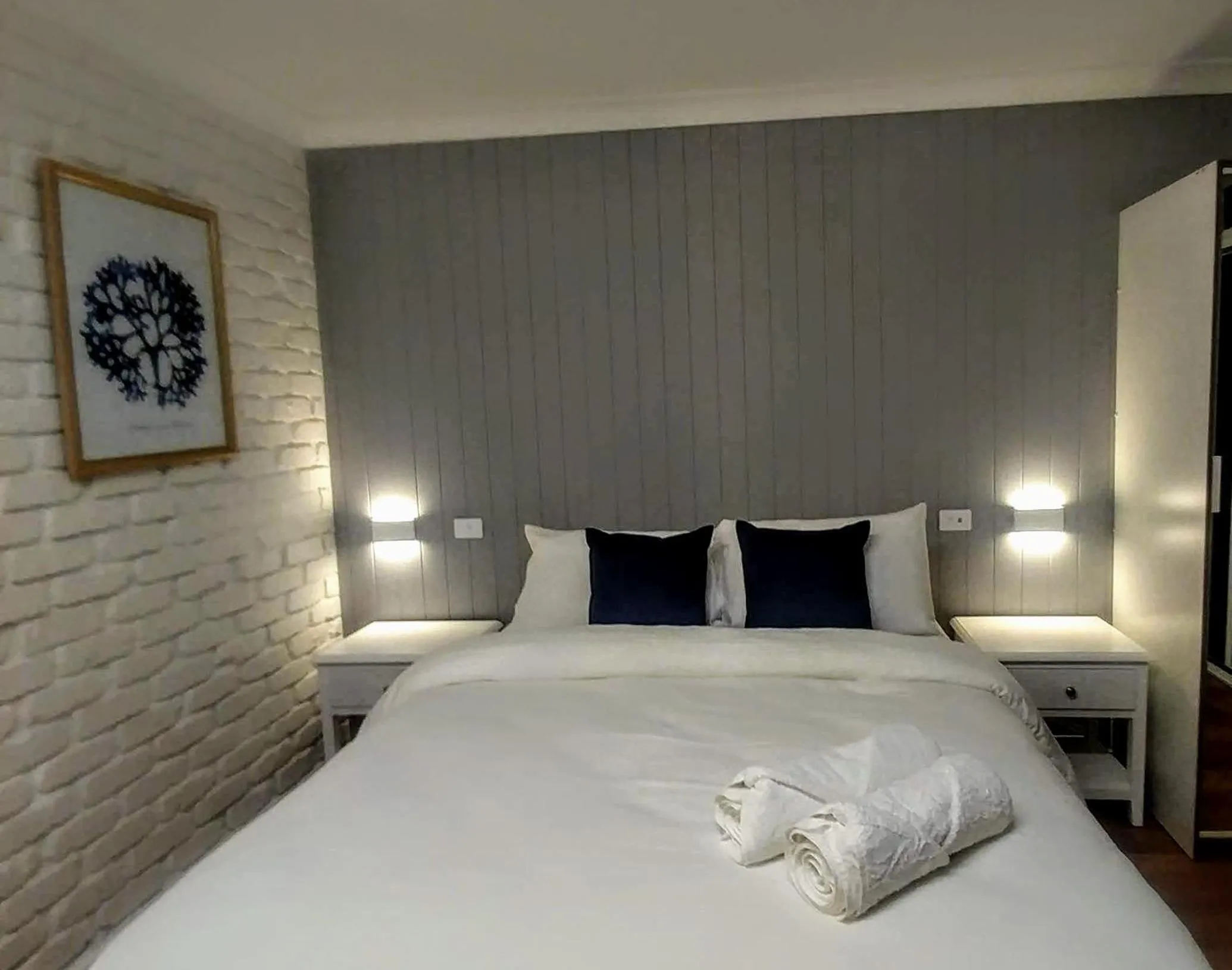 Bed in Bay House Motel