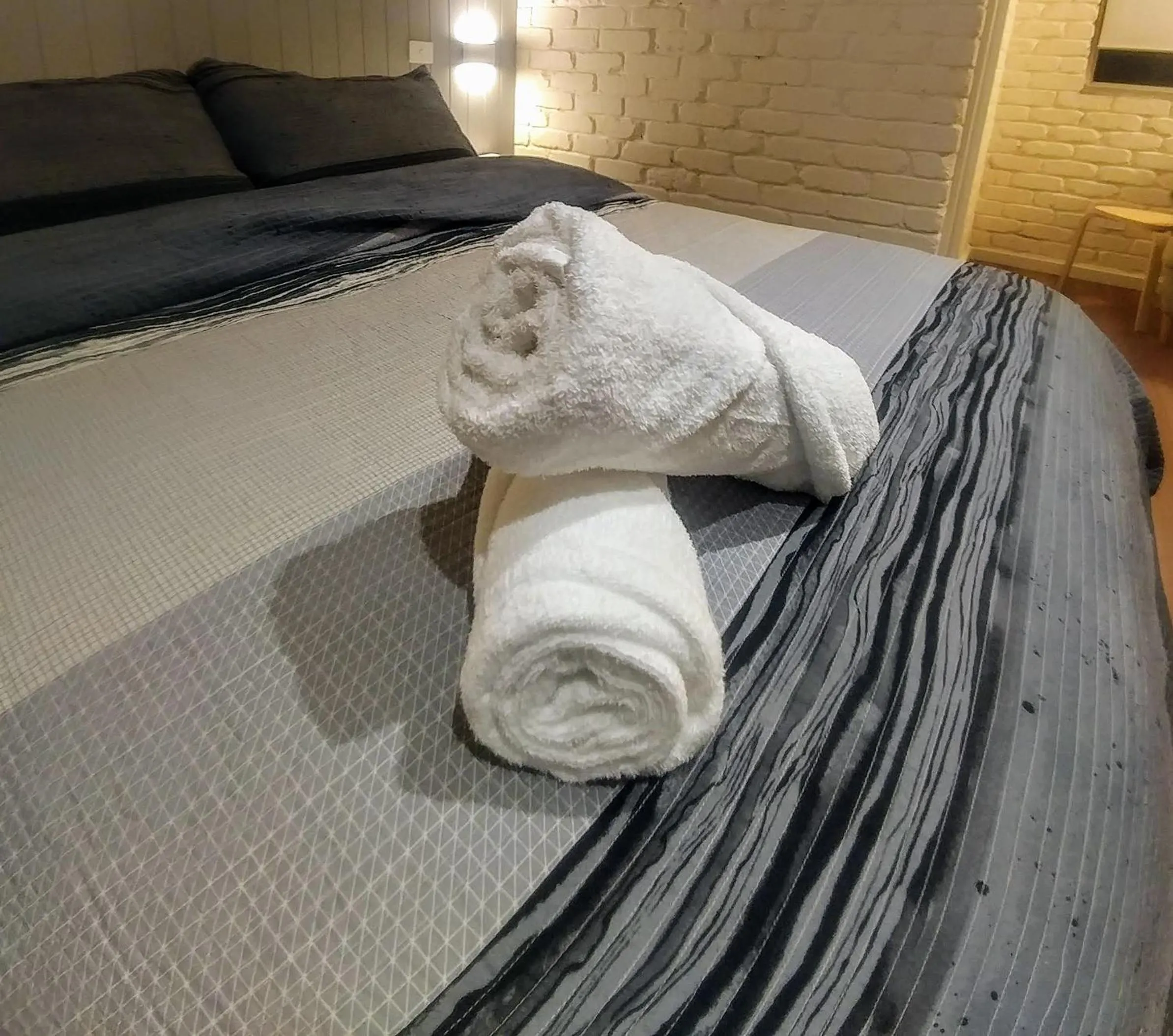 Bed in Bay House Motel