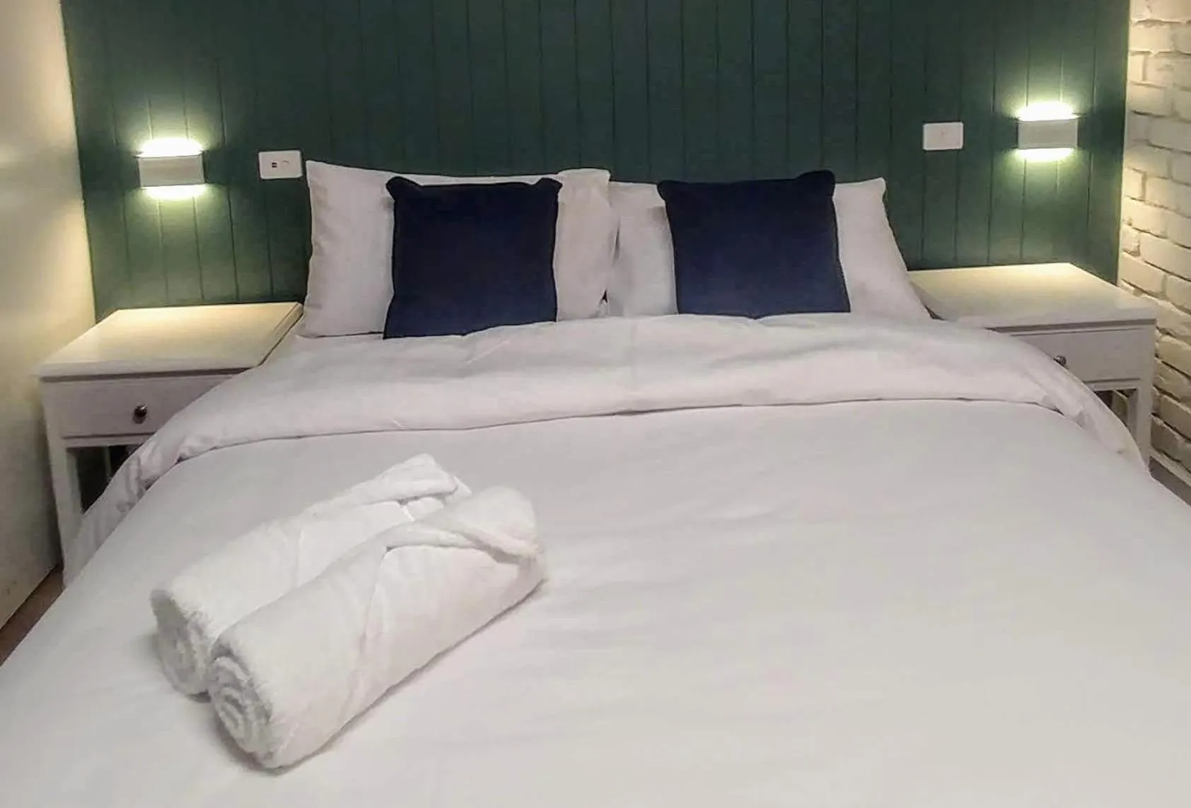 Bed in Bay House Motel