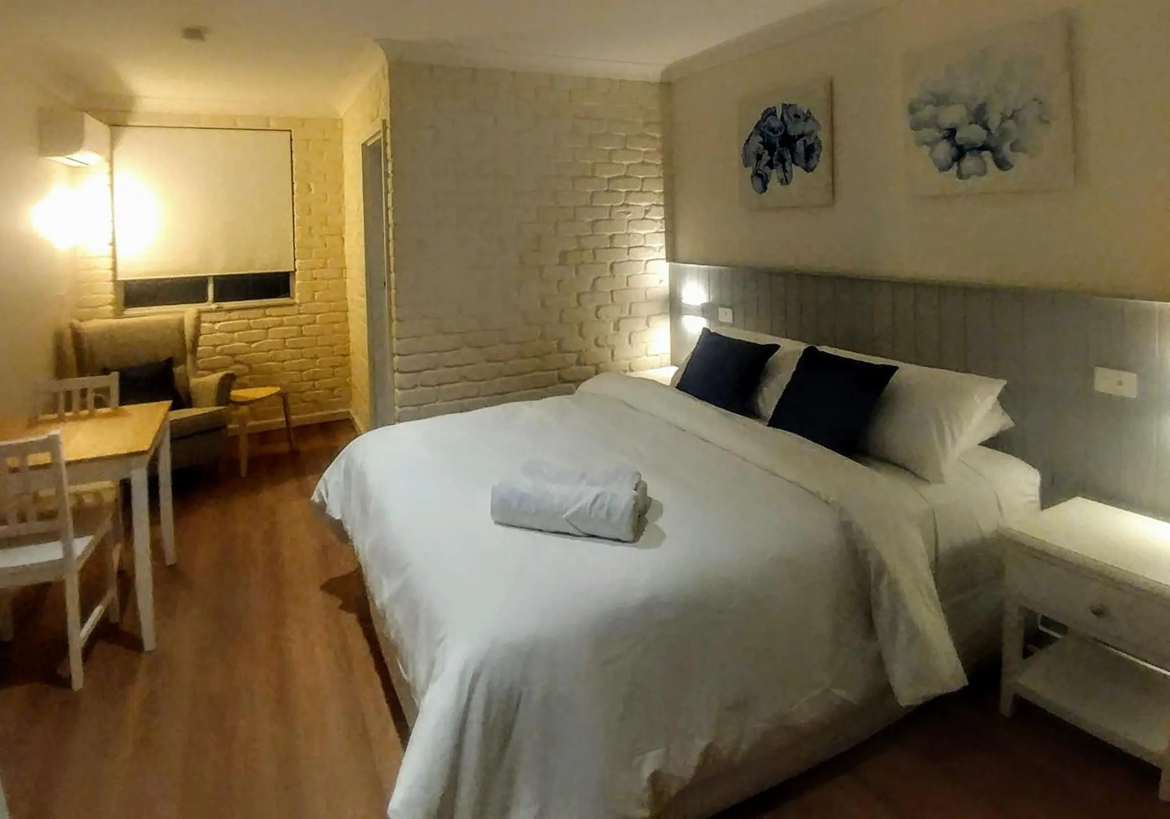 Bed in Bay House Motel