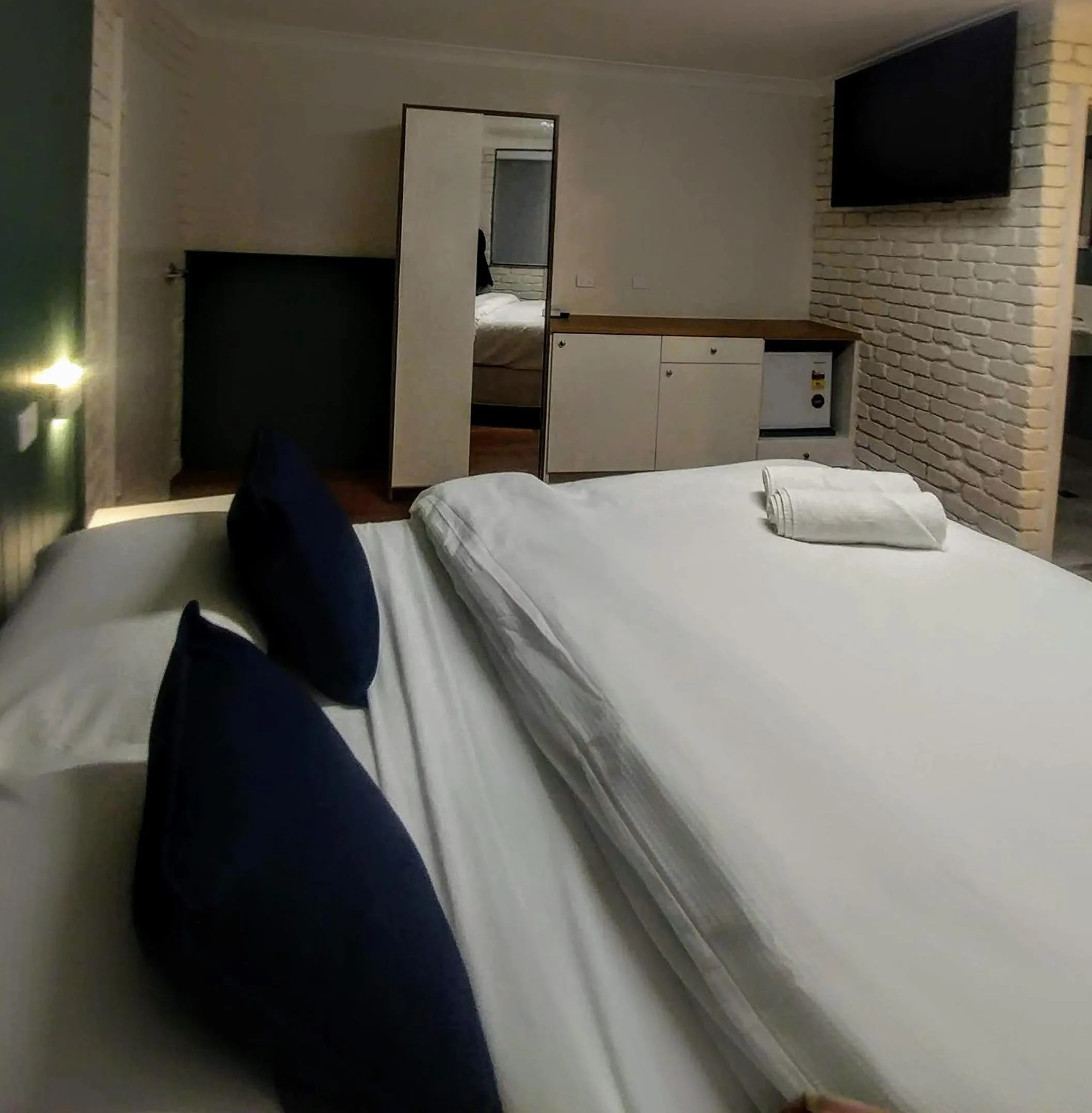 Bed in Bay House Motel