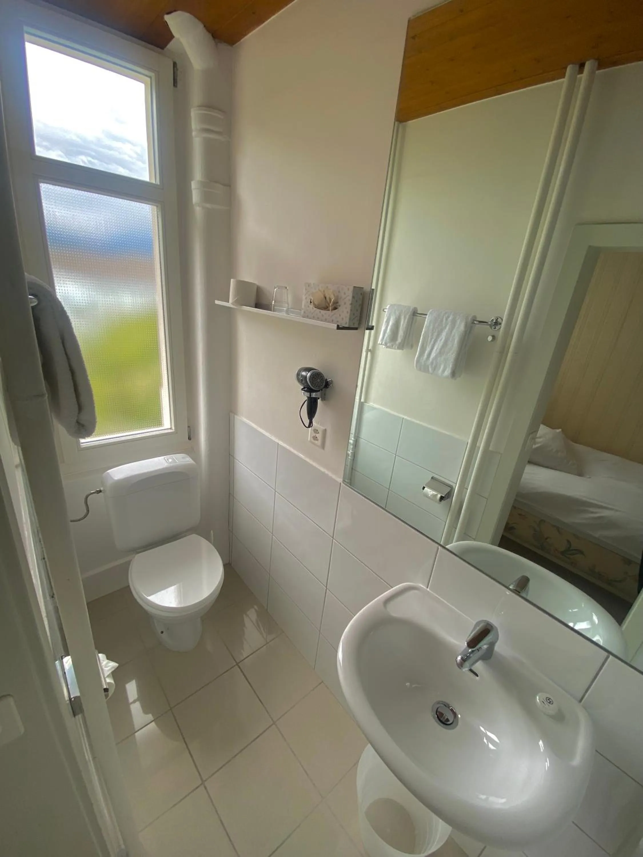 Bathroom in Hotel De La Paix