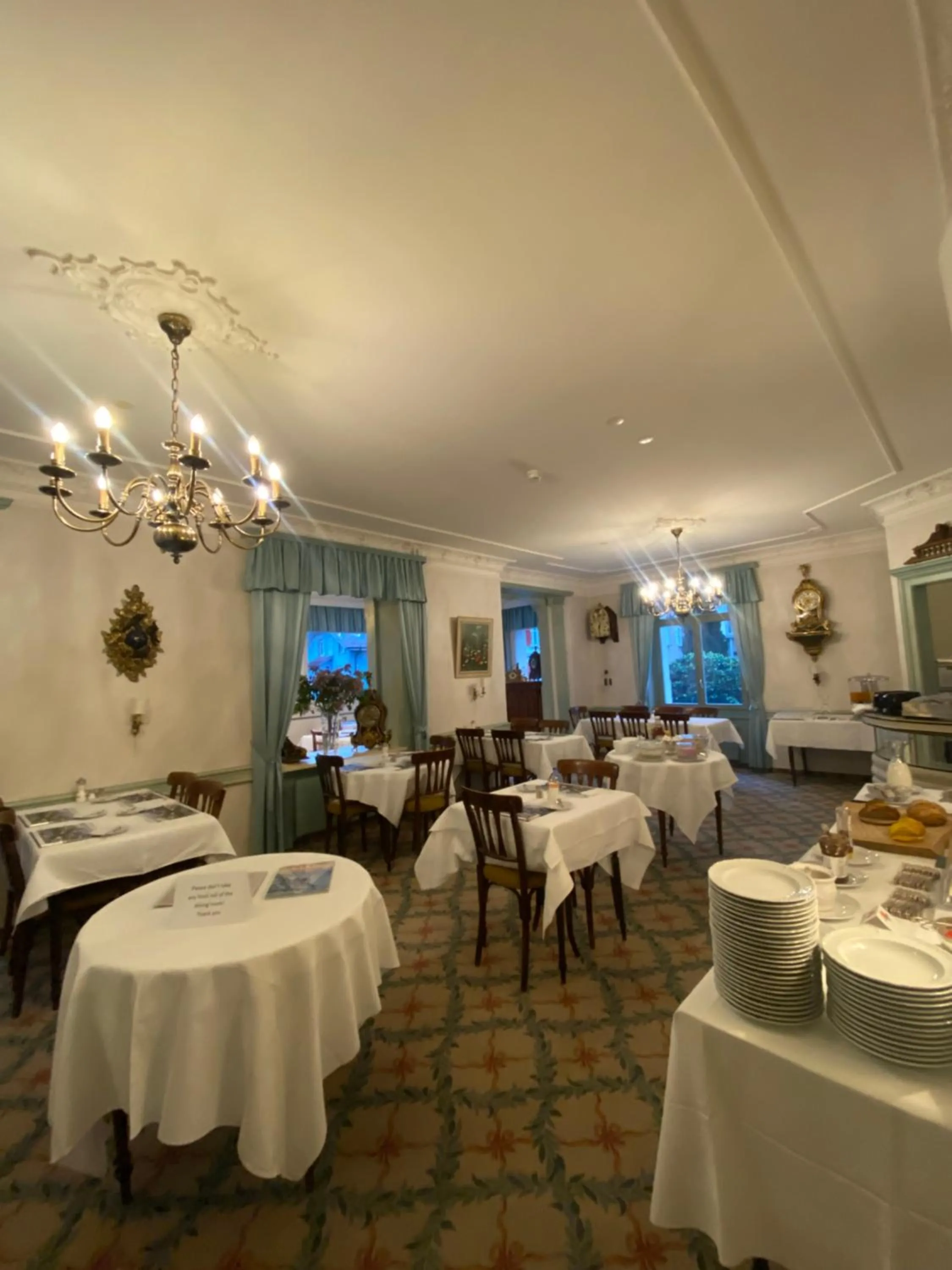 Restaurant/places to eat in Hotel De La Paix
