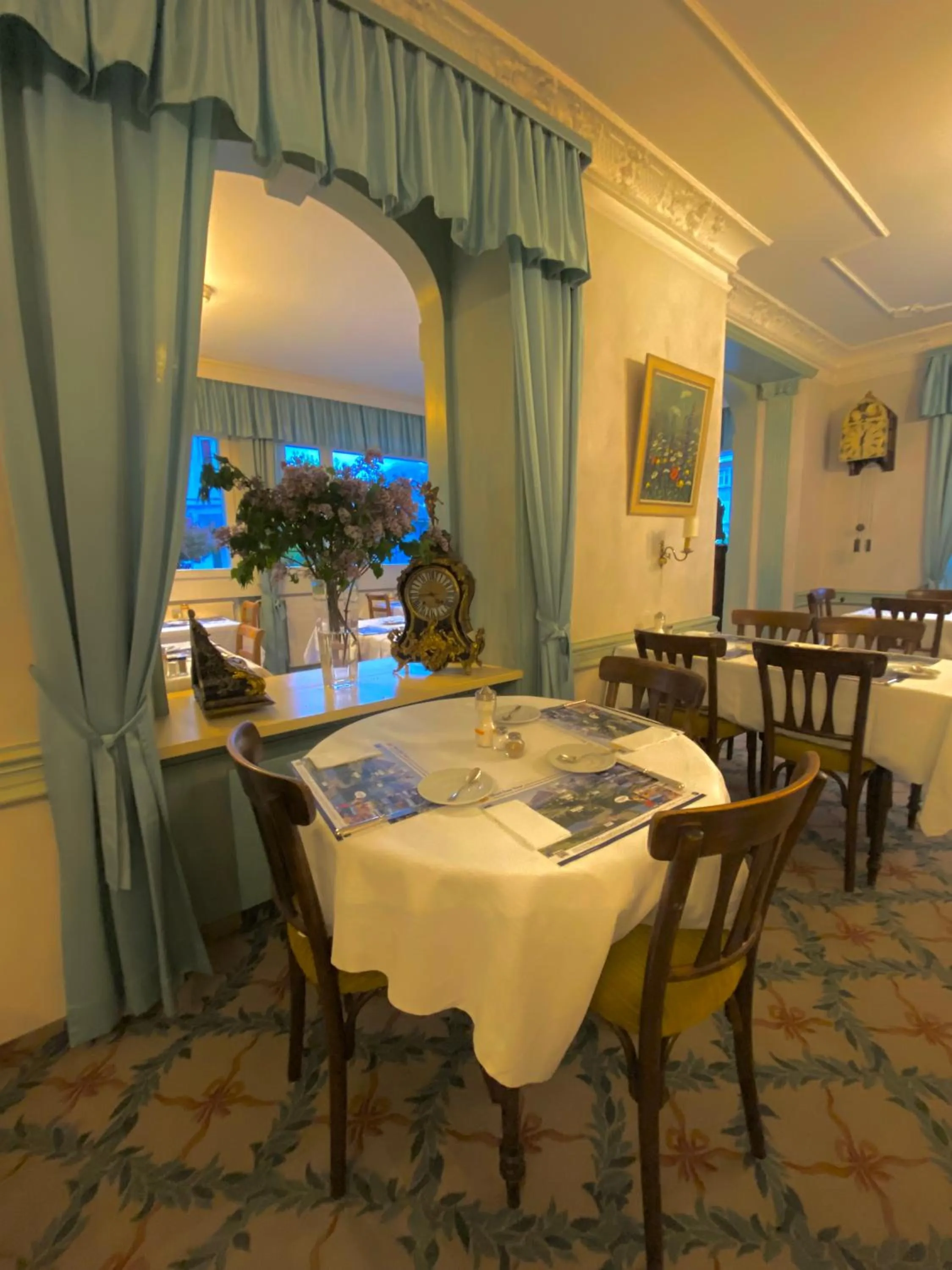 Restaurant/places to eat in Hotel De La Paix