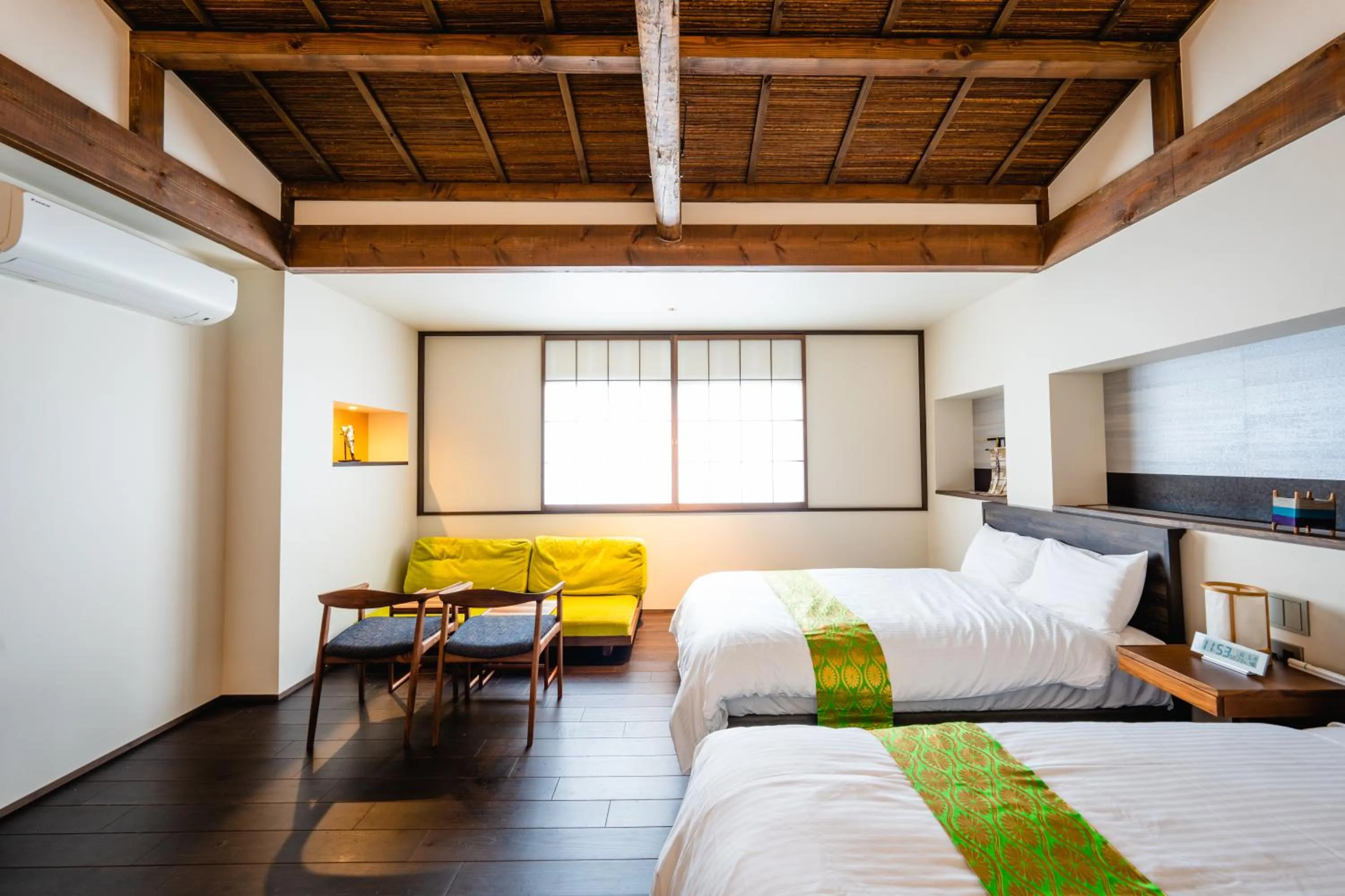 Bed in Hotel Rakurakuan