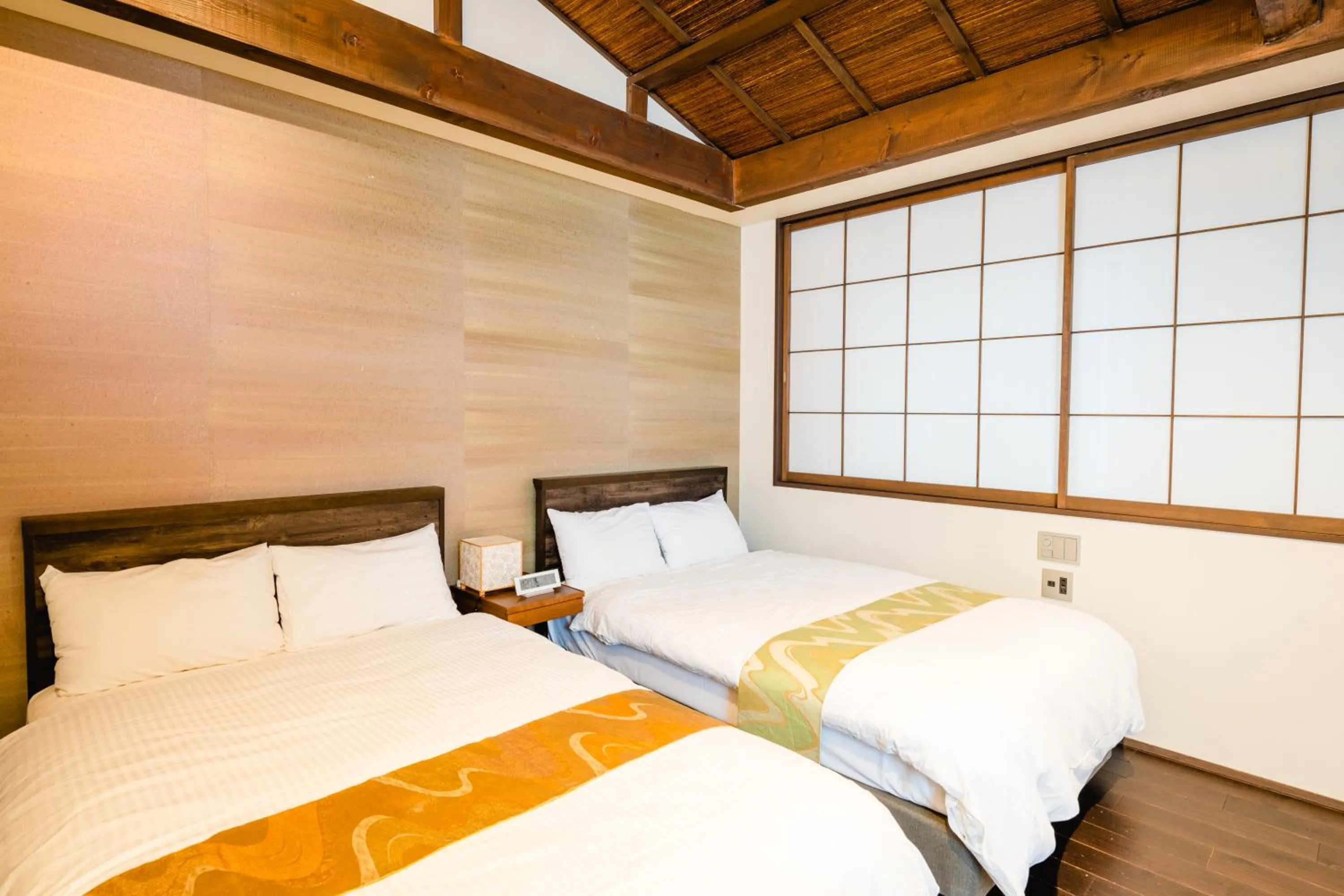 Bed in Hotel Rakurakuan