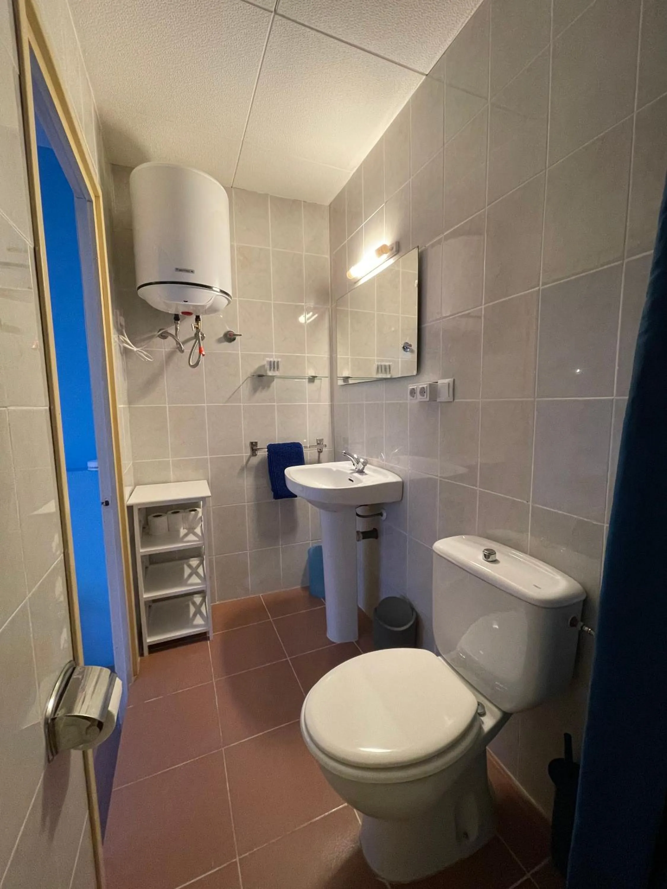 Toilet in P&R hostals Can Tort