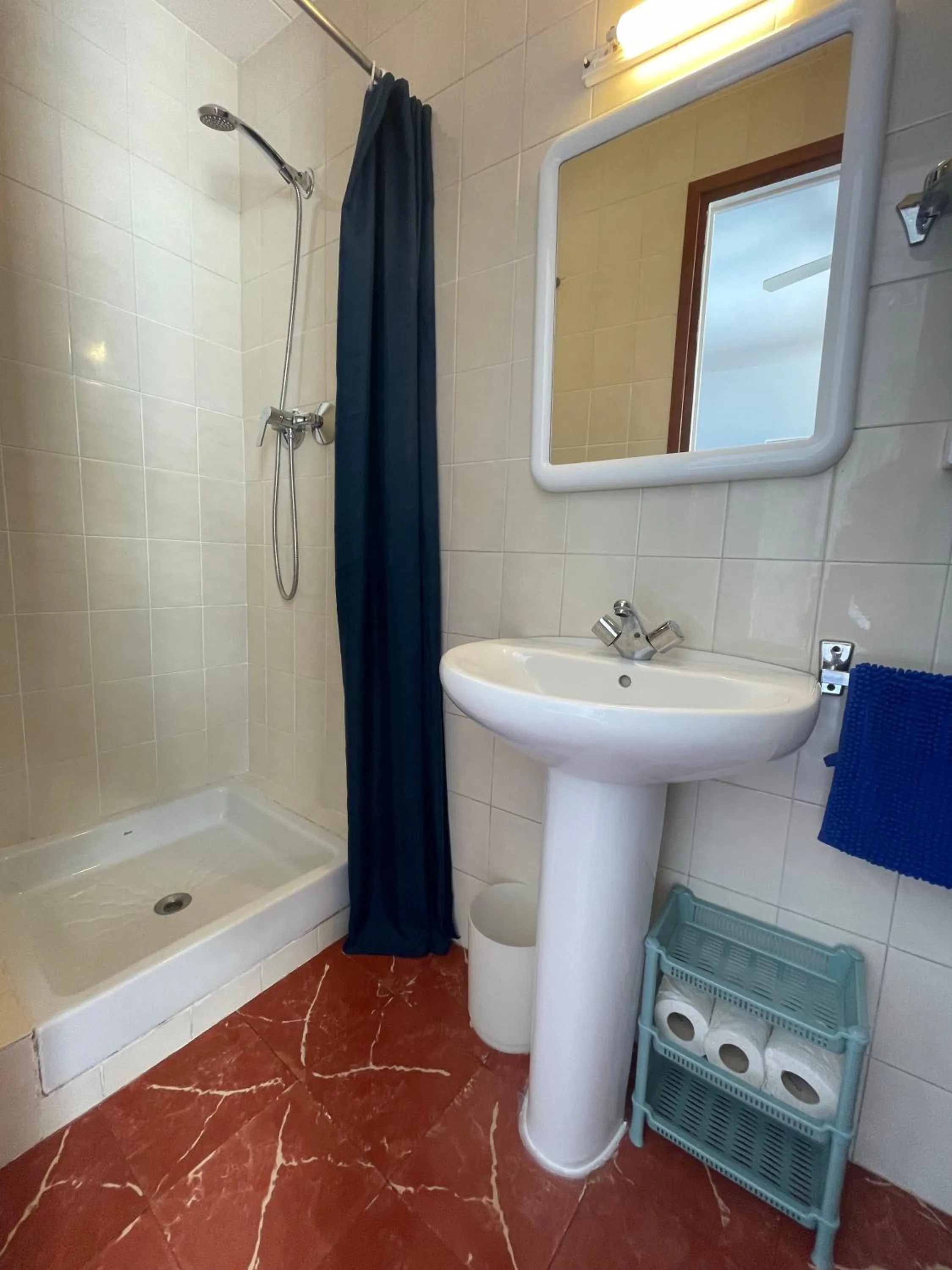 Shower in P&R hostals Can Tort