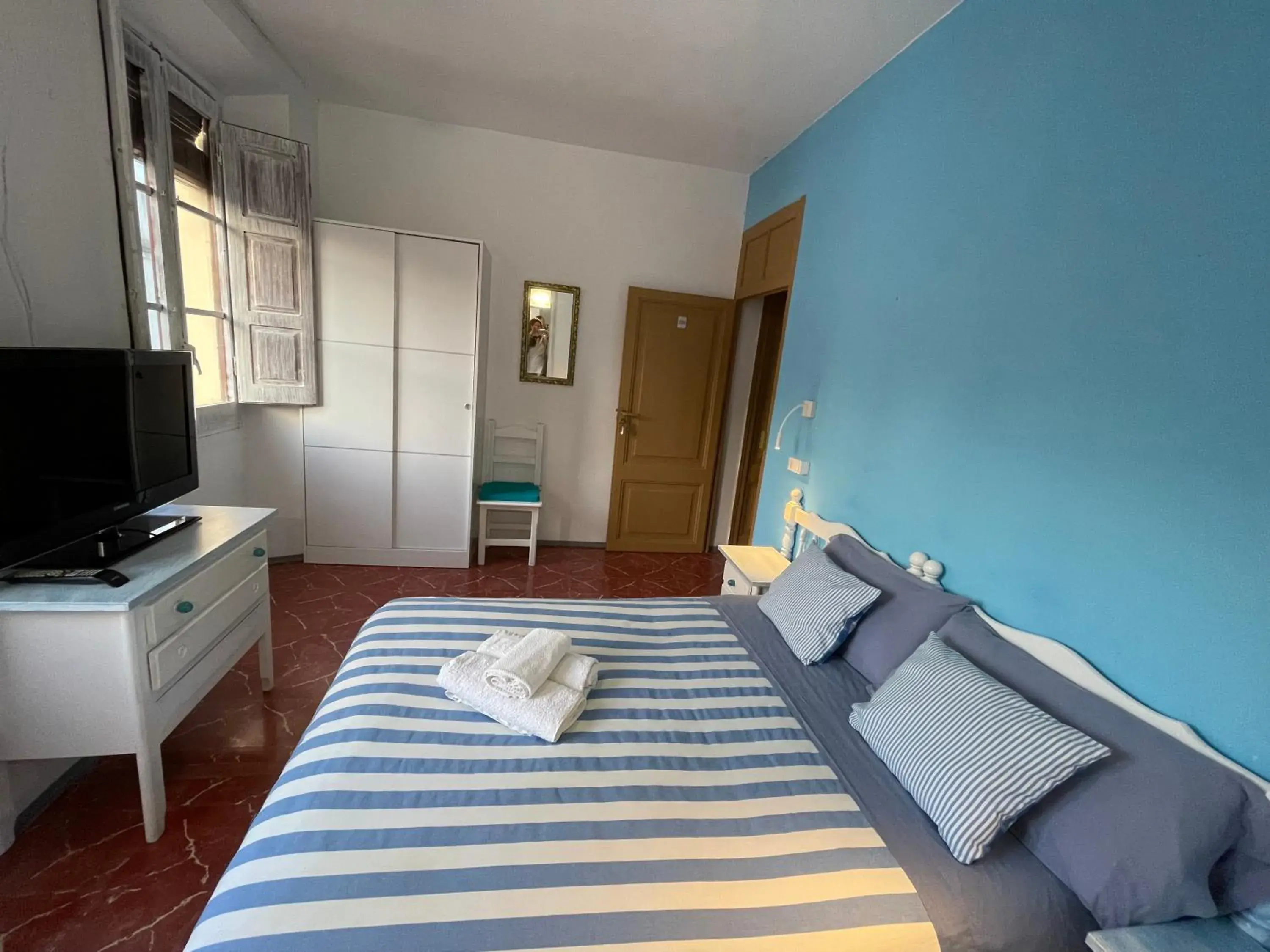 Double Room with Private Bathroom - single occupancy in P&R hostals Can Tort Double Room with Private Bathroom - single occupancy in P&R hostals Can Tort