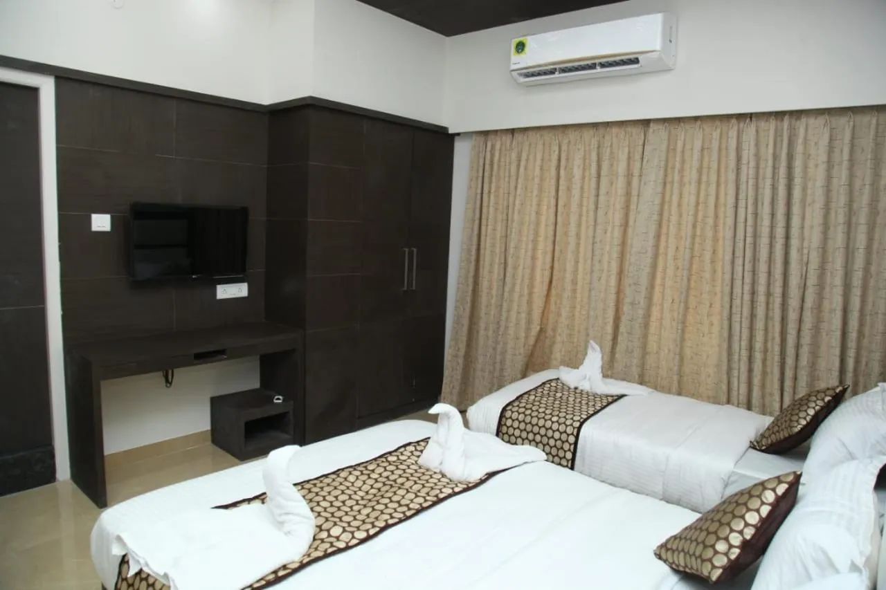Communal lounge/ TV room, Bed in century courtyard